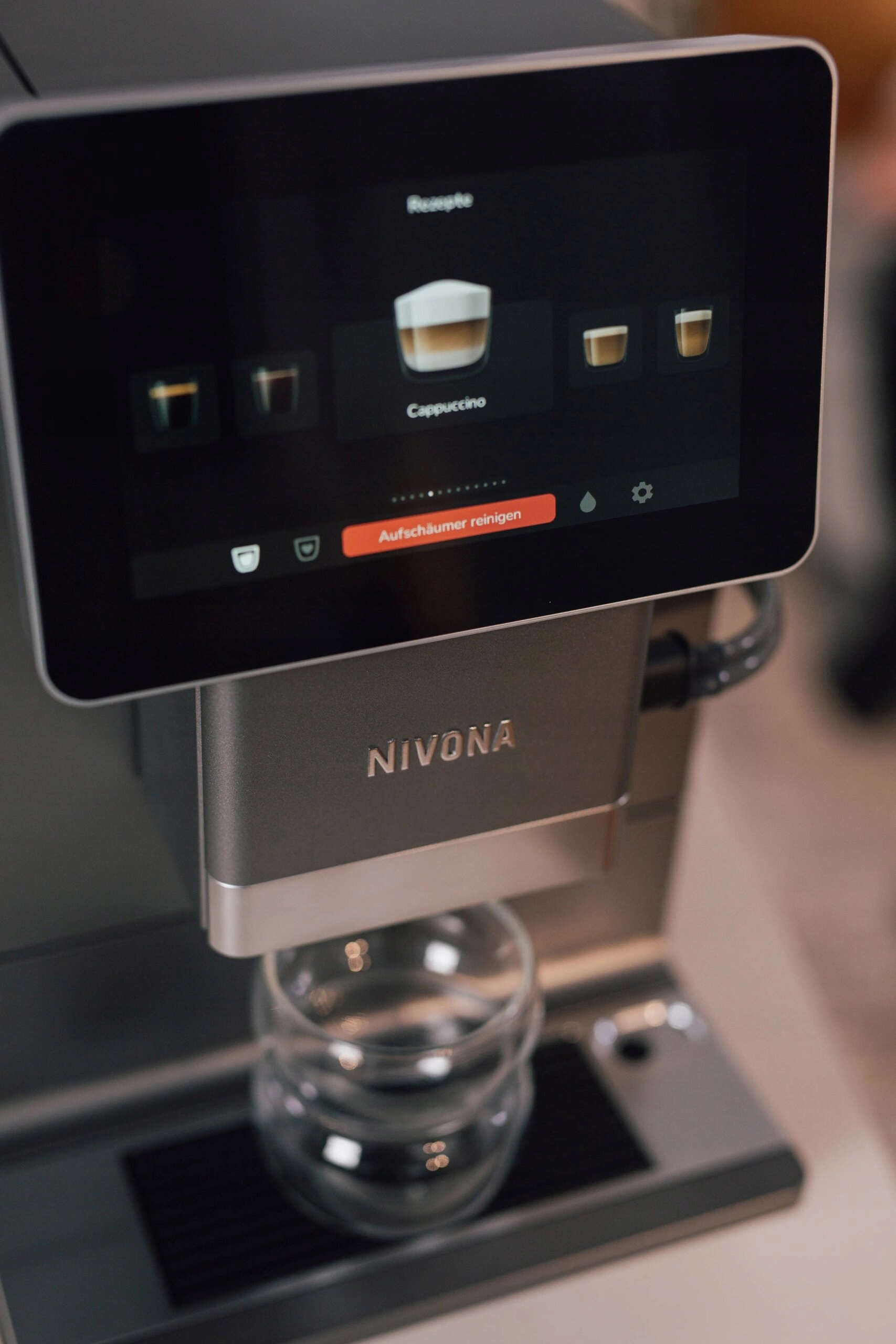 Wysoka moc 1465 W – Szybkie i efektywne parzenie kawy