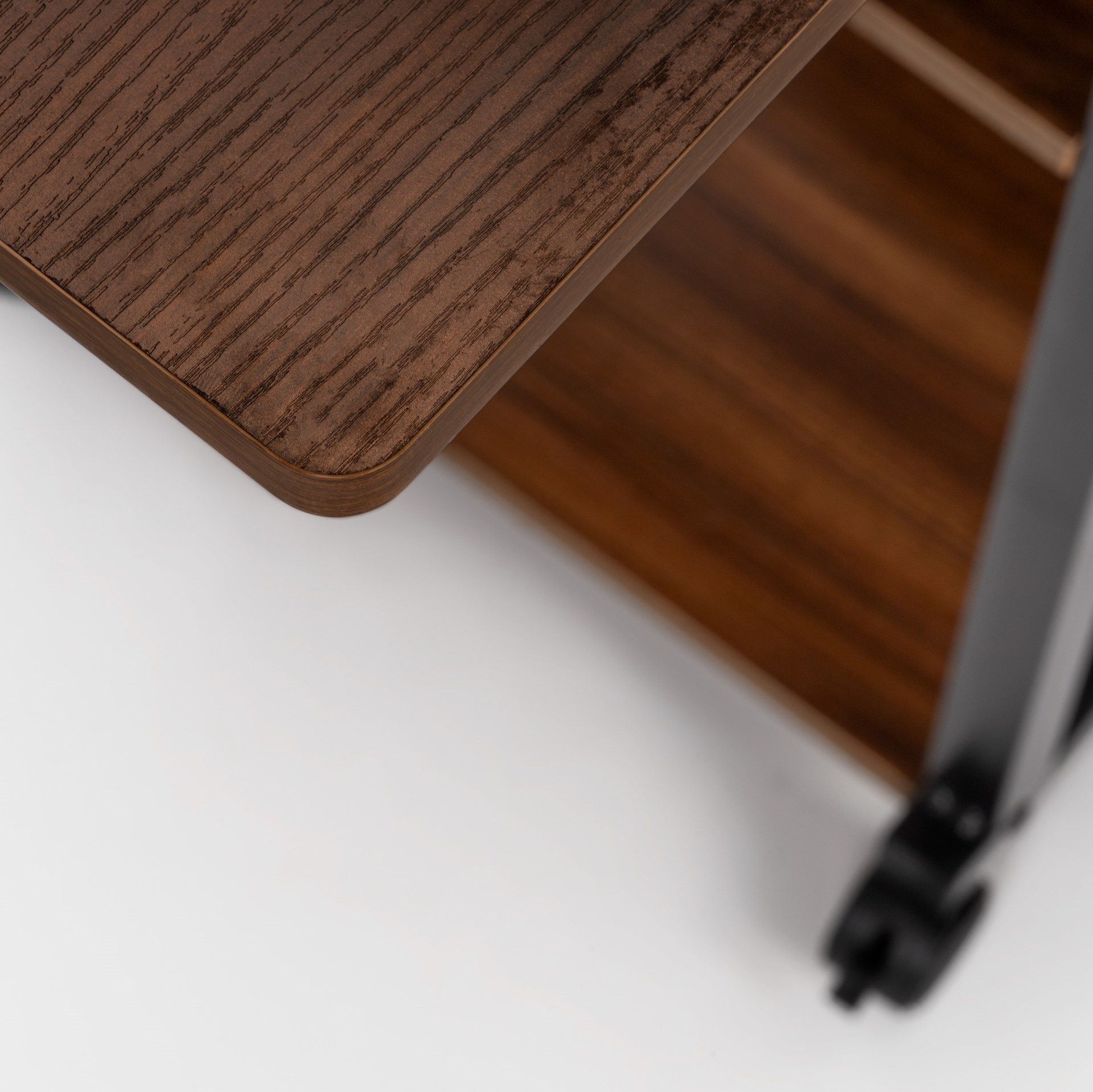 Regulowana wysokość – Komfort pracy w pozycji siedzącej i stojącej