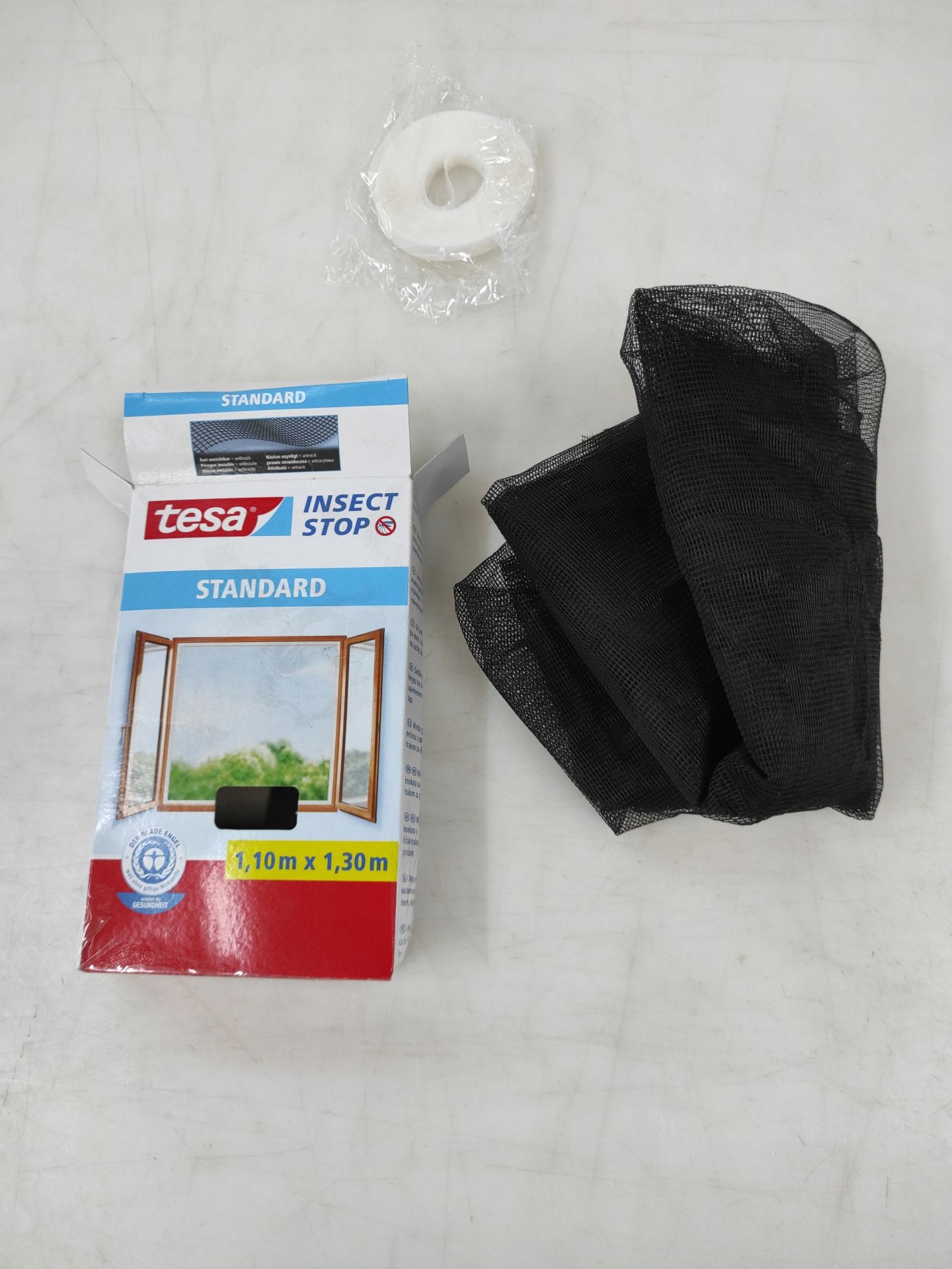 Łatwy montaż dzięki samoprzylepnym taśmom rzepowym