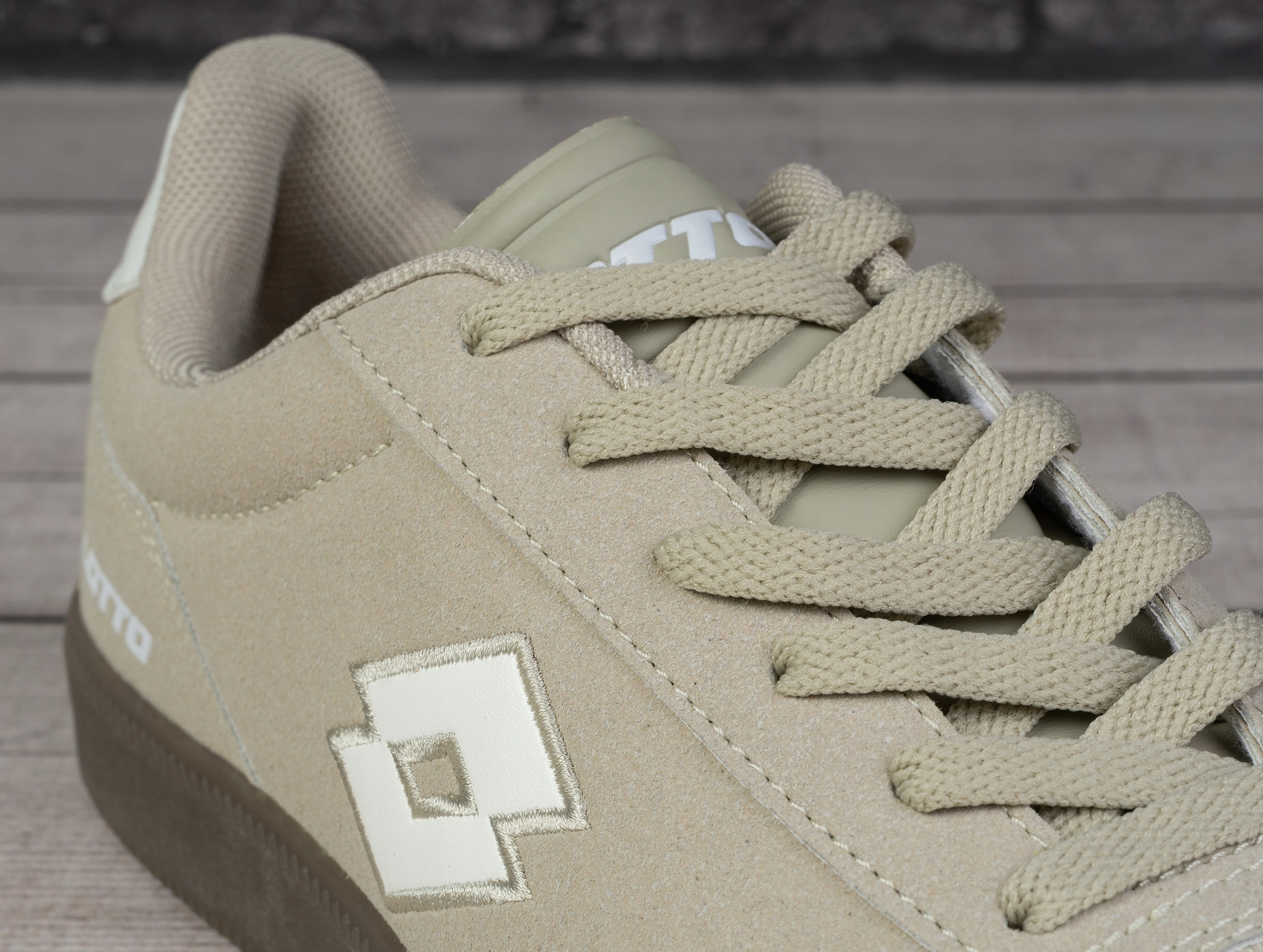 Klasyczne sznurowanie i syntetyczna cholewka