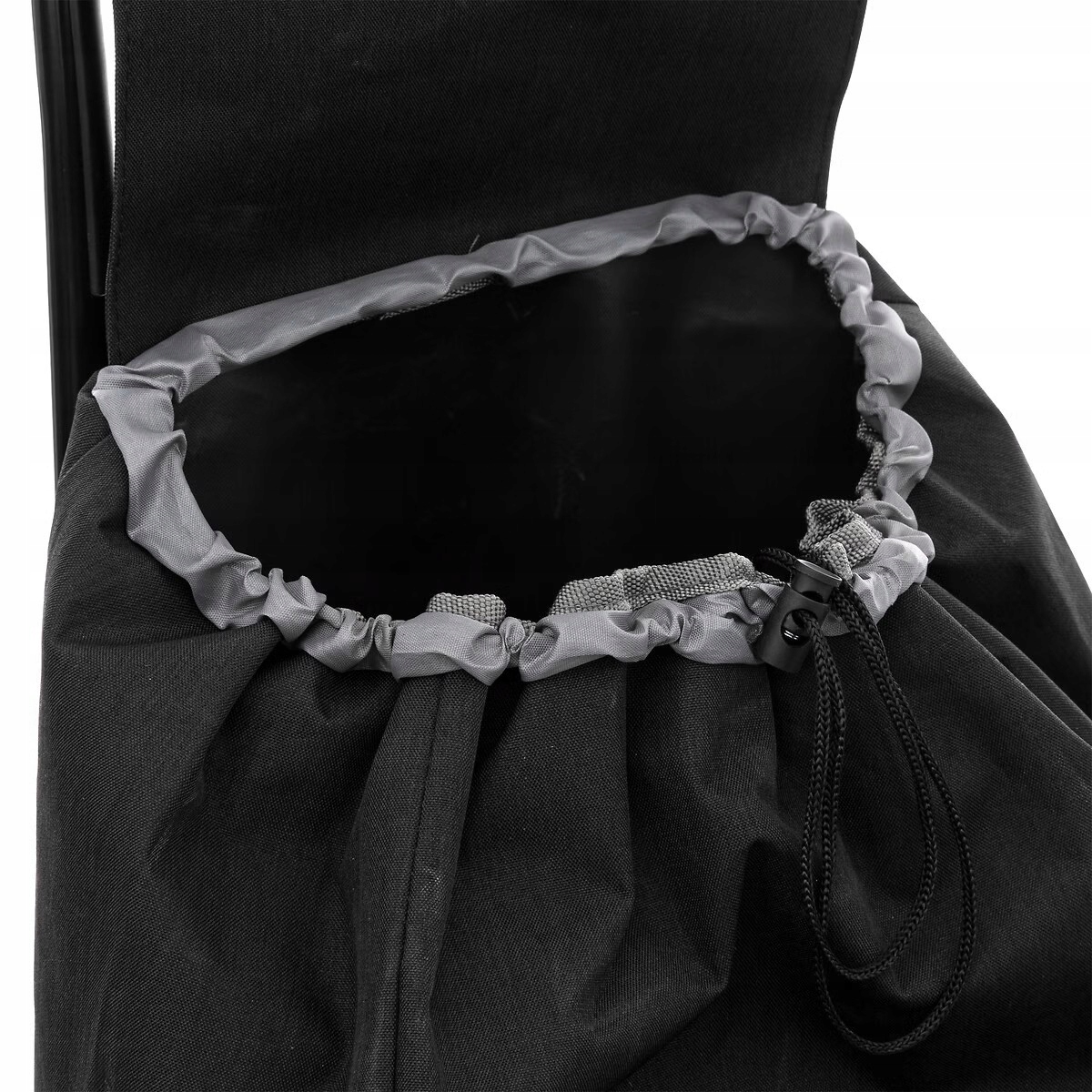 Pojemna komora z funkcjonalną klapą