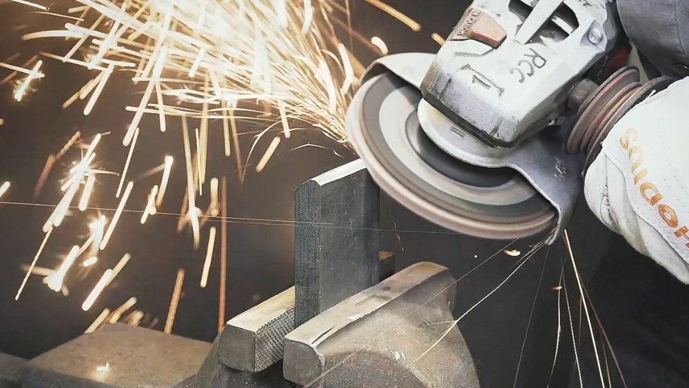 Niewielki snop iskier – bezpieczeństwo podczas pracy