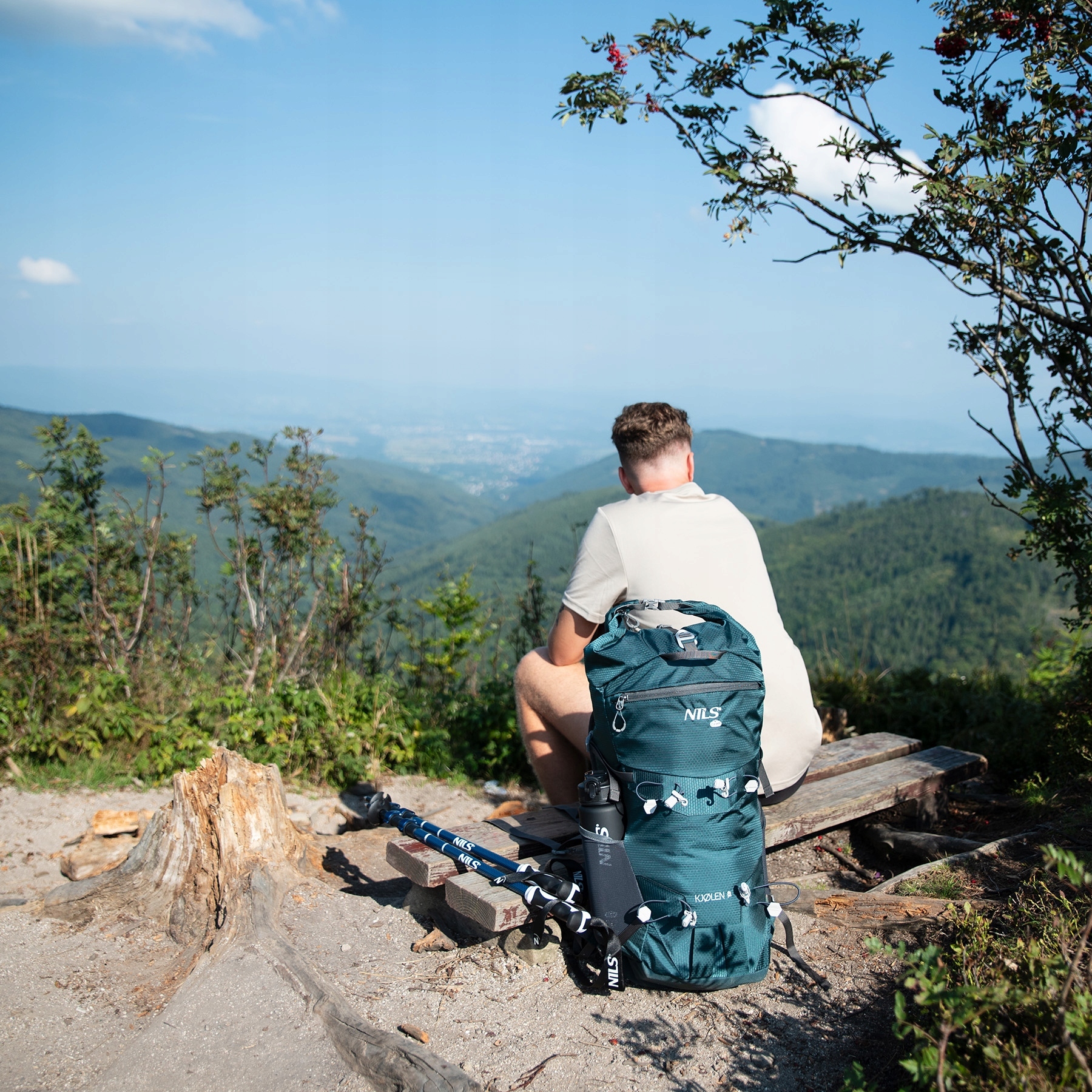 Mocowanie dodatkowego sprzętu – Uchwyt na kije trekkingowe