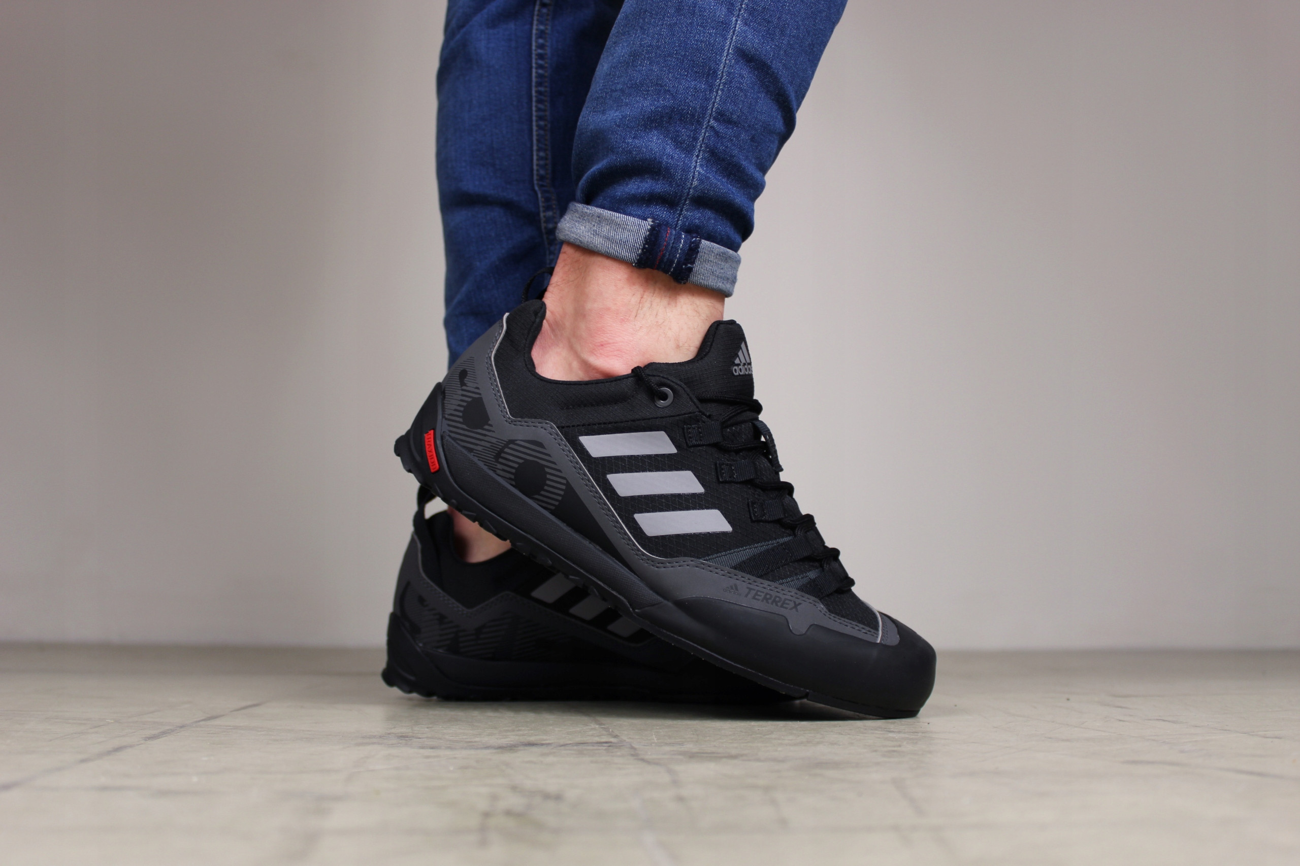 Asymetryczna pętla na pięcie dla łatwego transportu