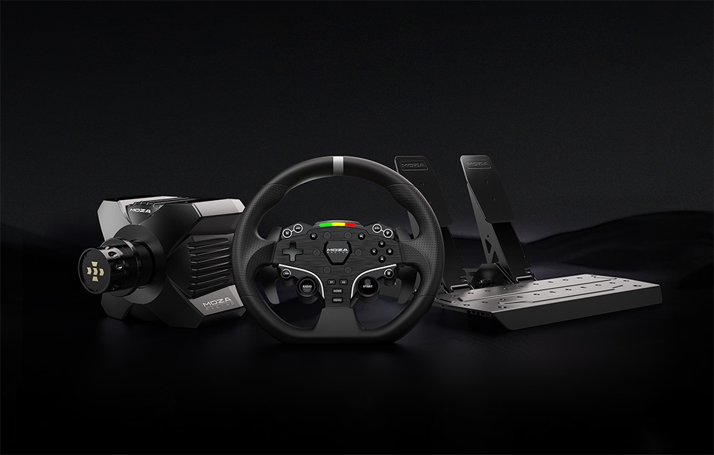Zestaw gamingowy, składający się z kierownicy, pedałów i bazy, zaprezentowany na czarnym tle.