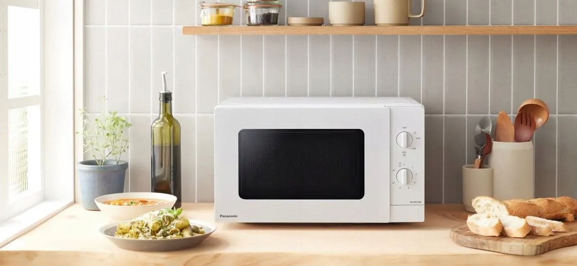 Wysoka moc mikrofal – 800 W dla szybkiego podgrzewania