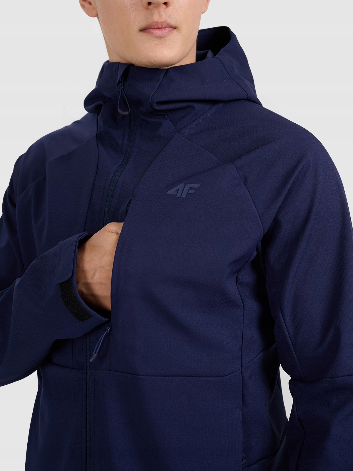 Funkcjonalność i praktyczność – kieszenie i regulowany kaptur