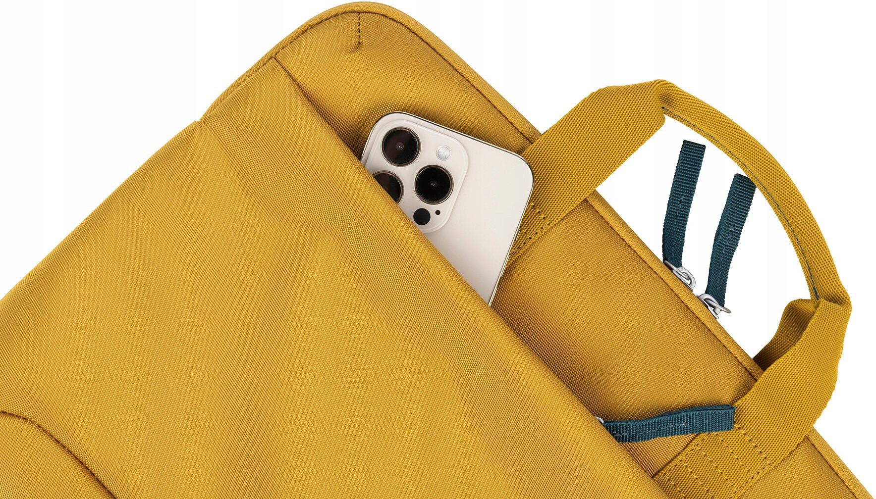 Przestronna komora zewnętrzna na akcesoria