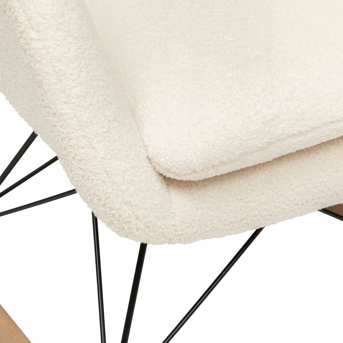 Komfortowe siedzisko z wysokimi podłokietnikami