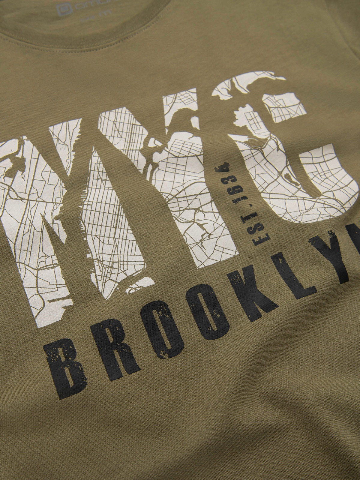 Miejski nadruk „NYC Brooklyn” – Wyrazisty element streetwearowy