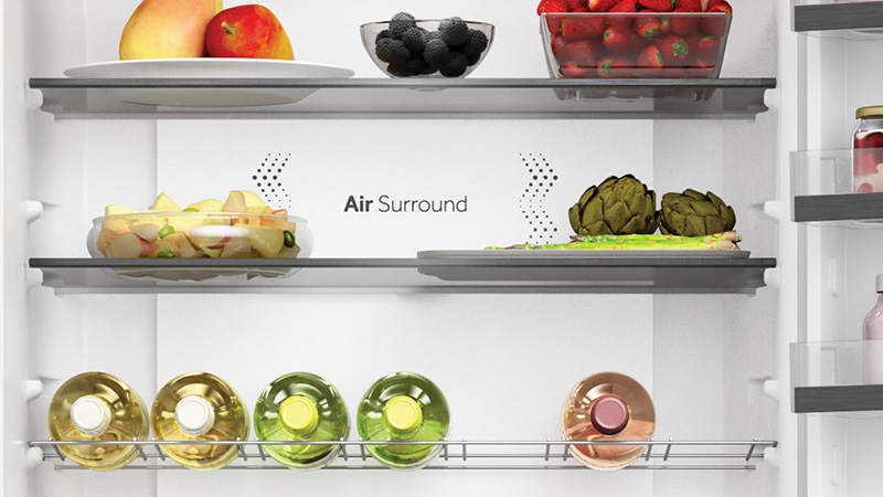 Eleganckie wnętrze z szklanymi półkami