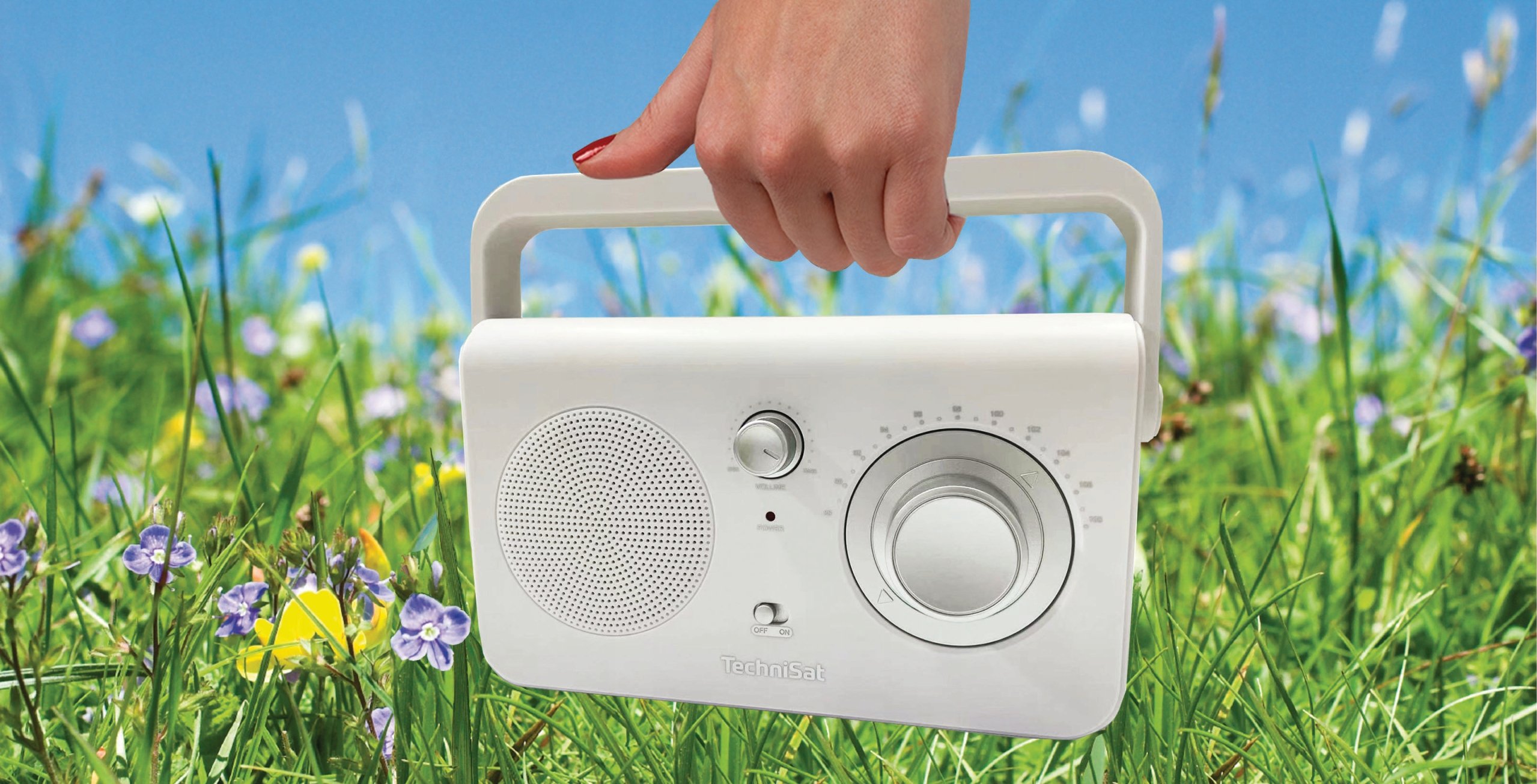 Zasilanie sieciowe i bateryjne – słuchaj wszędzie