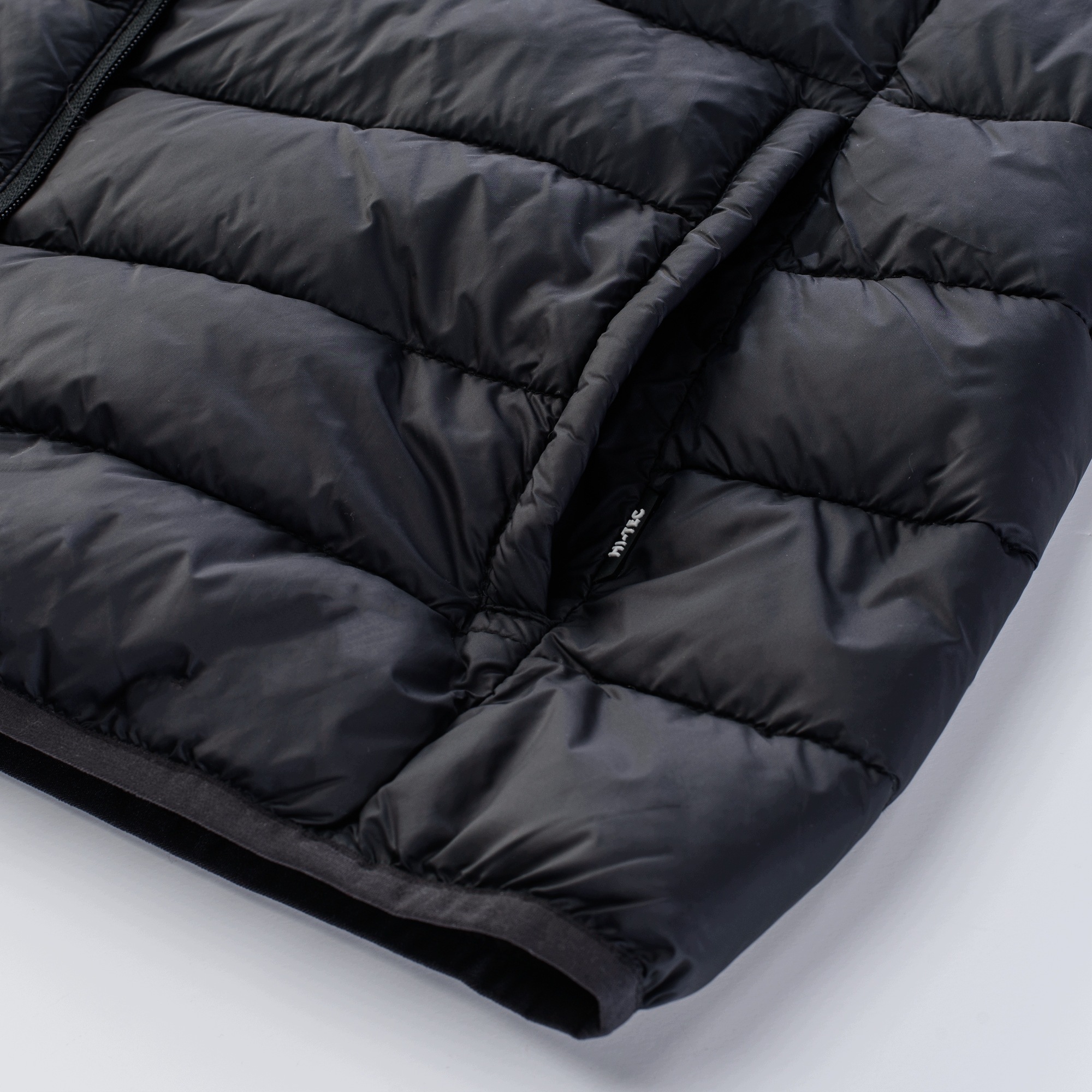 Funkcjonalne Detale – Zamek na Całej Długości i Kieszenie na Suwak