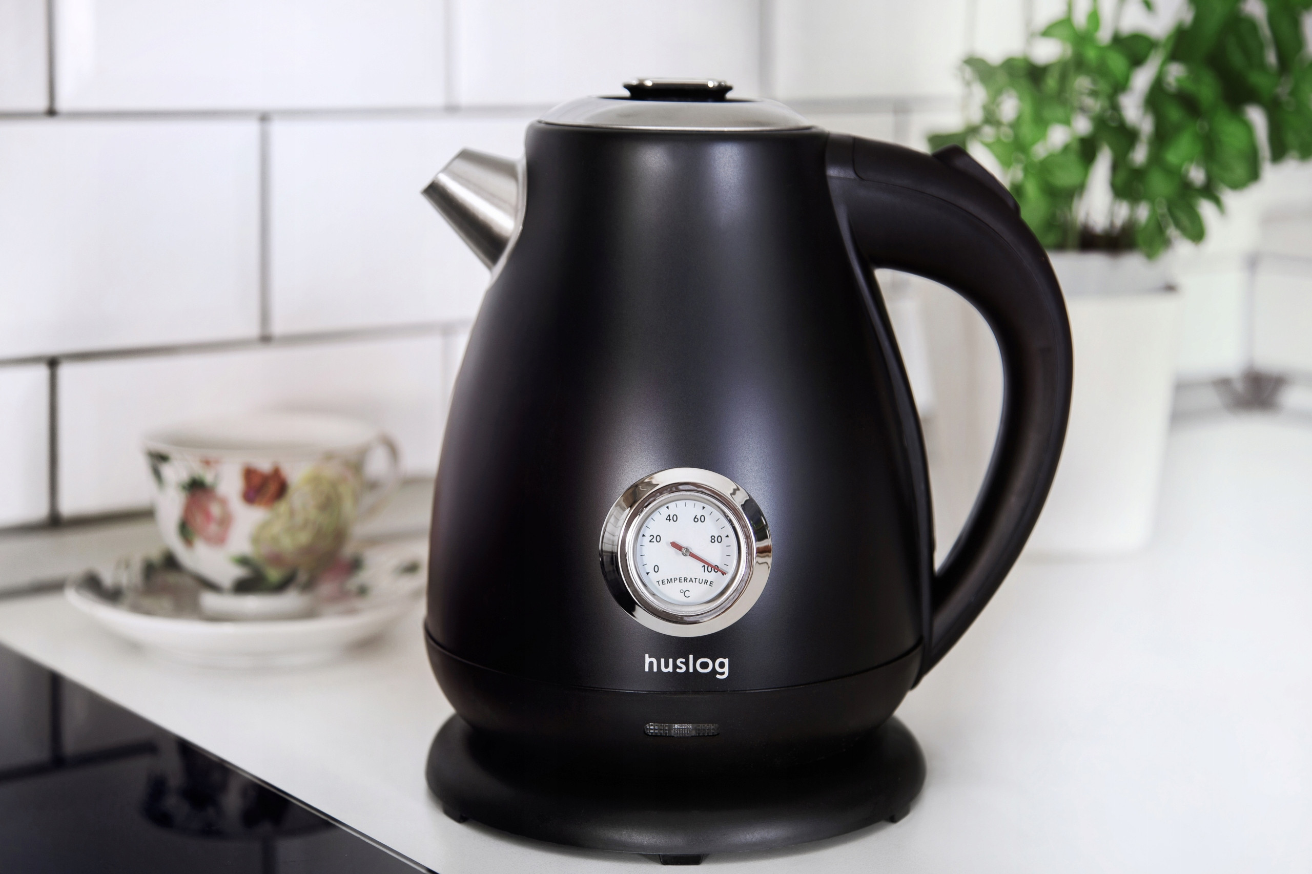 Duża pojemność i moc – 1,7L i 2200W dla szybkiego gotowania