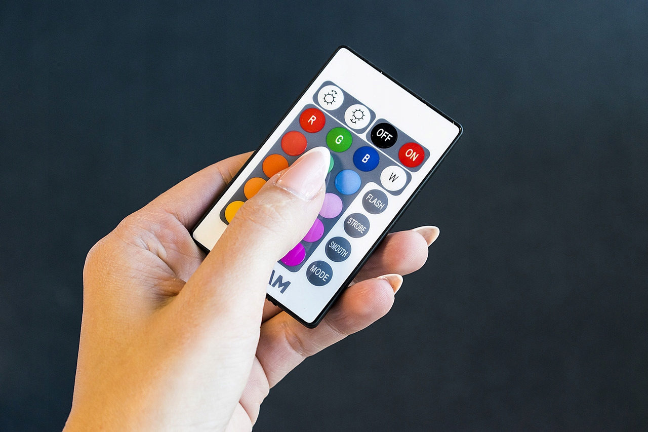 Automatyczne efekty świetlne – Błyski, stroboskopy i płynne przejścia kolorów