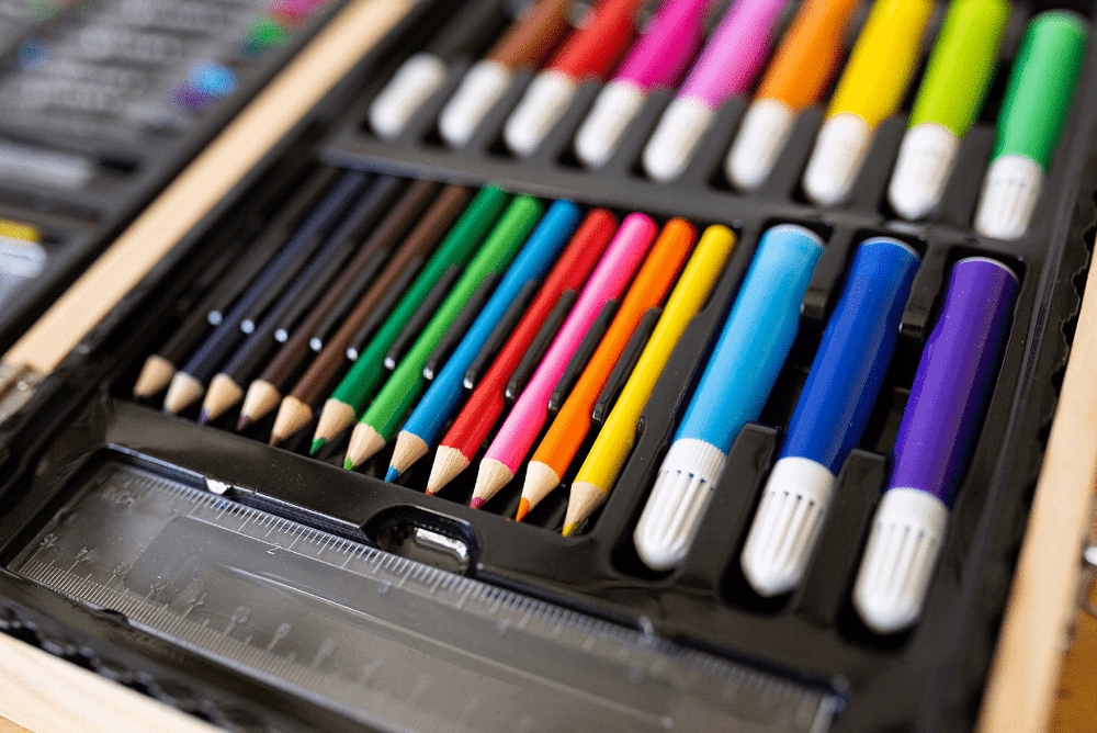 Różnorodność akcesoriów do rysowania i malowania