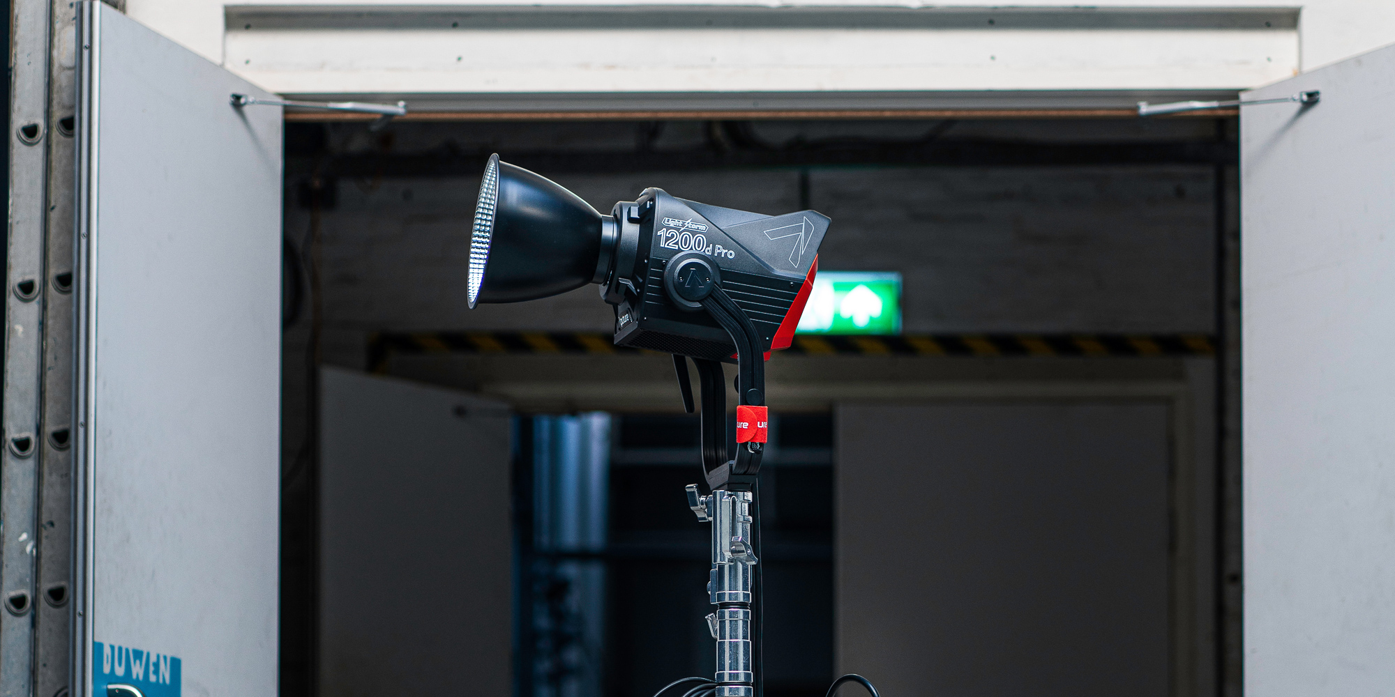 Lampa LED Aputure Light Storm LS 1200d Pro - V-mount - Idealna do pracy w trudnych warunkach