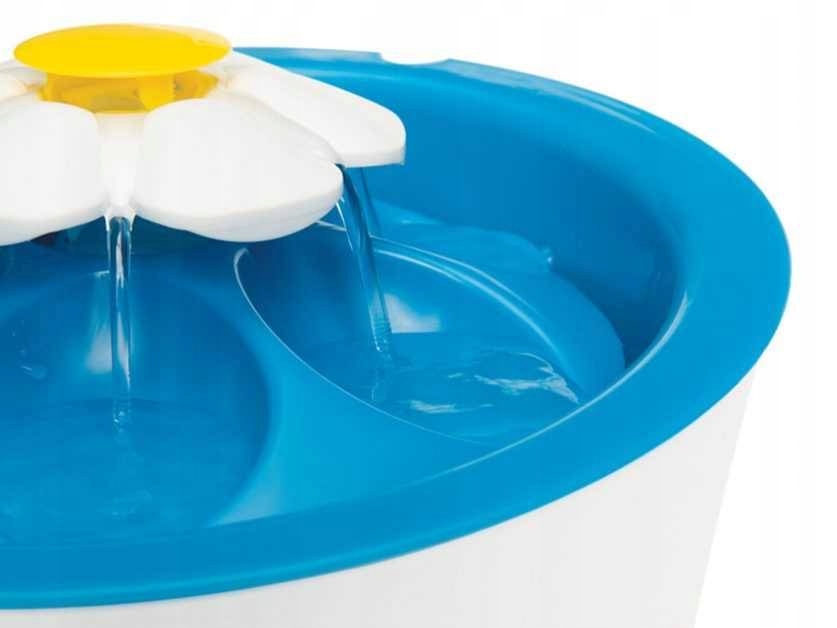 Zachęcaj swojego kota do picia dzięki fontannie kwiatowej