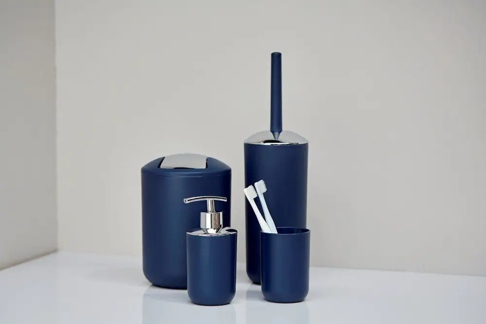 Minimalistyczny design i granatowy kolor