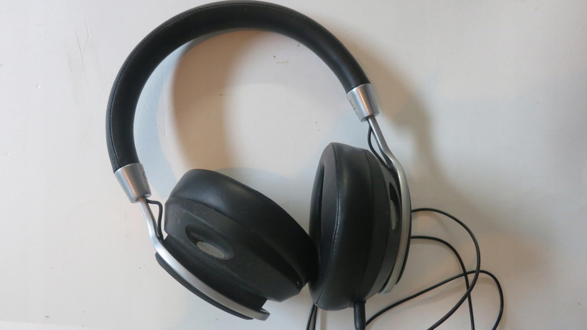 Łatwe ładowanie przez złącze microUSB