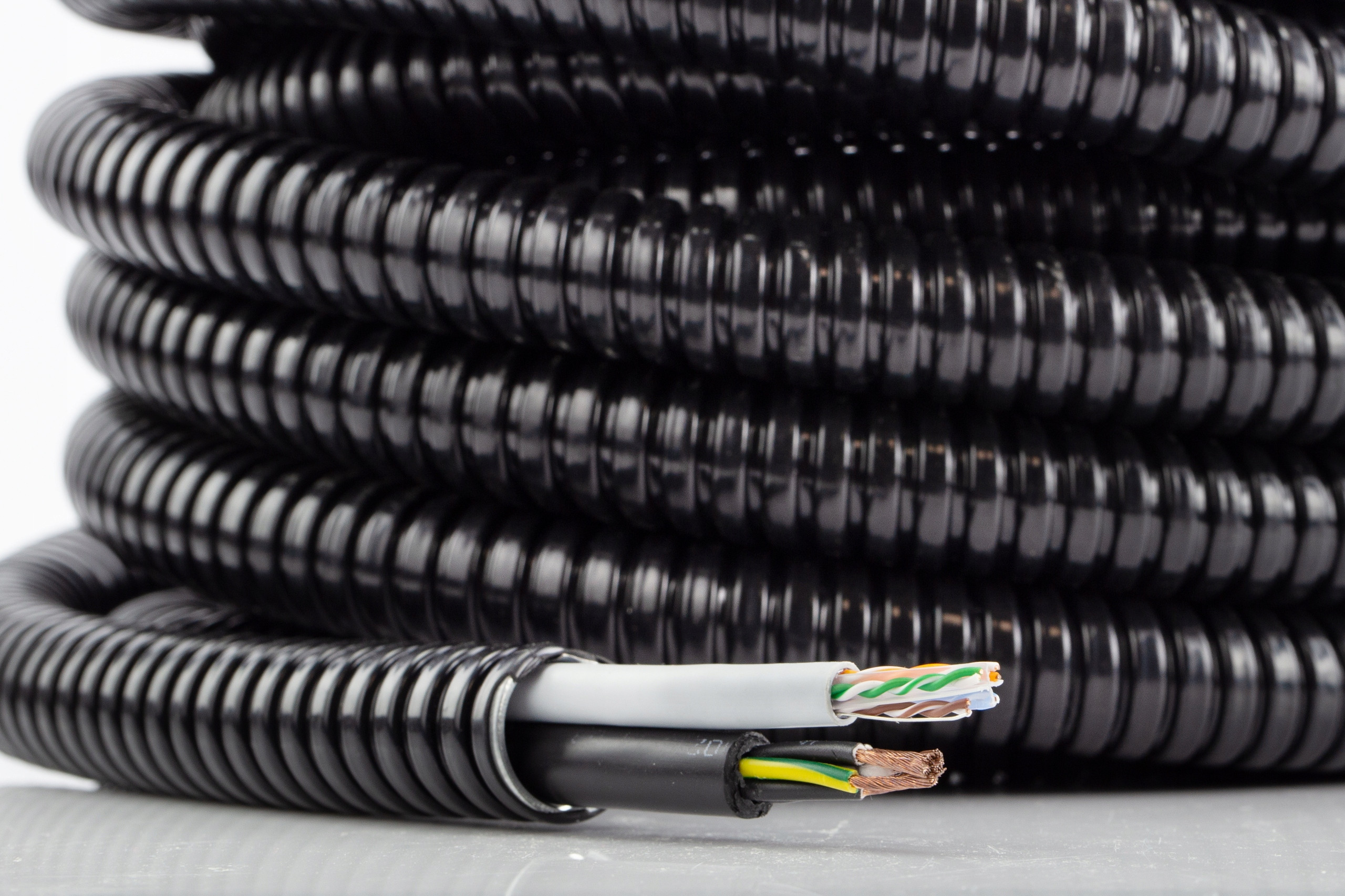 Ochrona kabli i przewodów w instalacjach elektrycznych