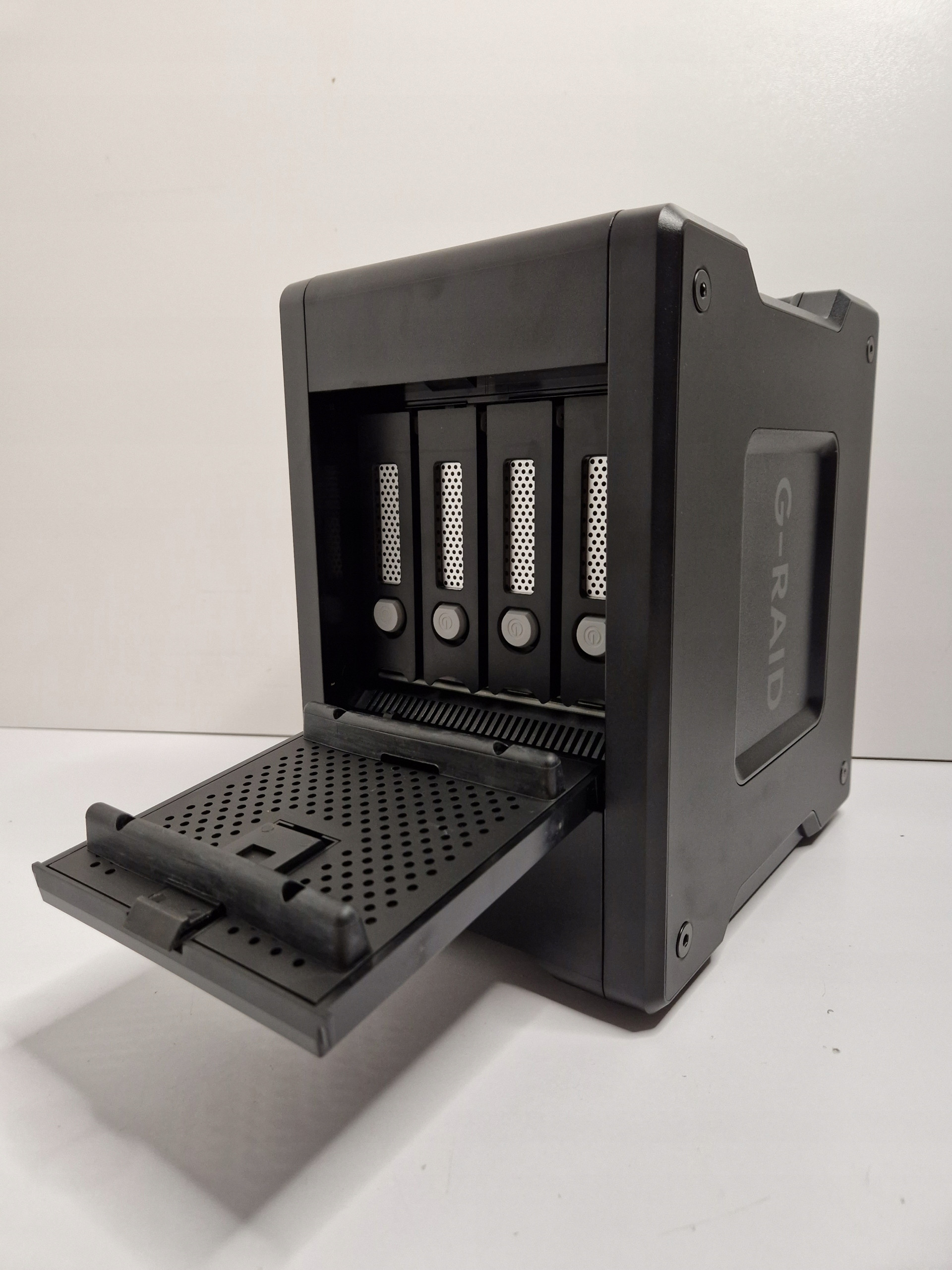 Kompaktowe wymiary i elegancki design – Czarna obudowa