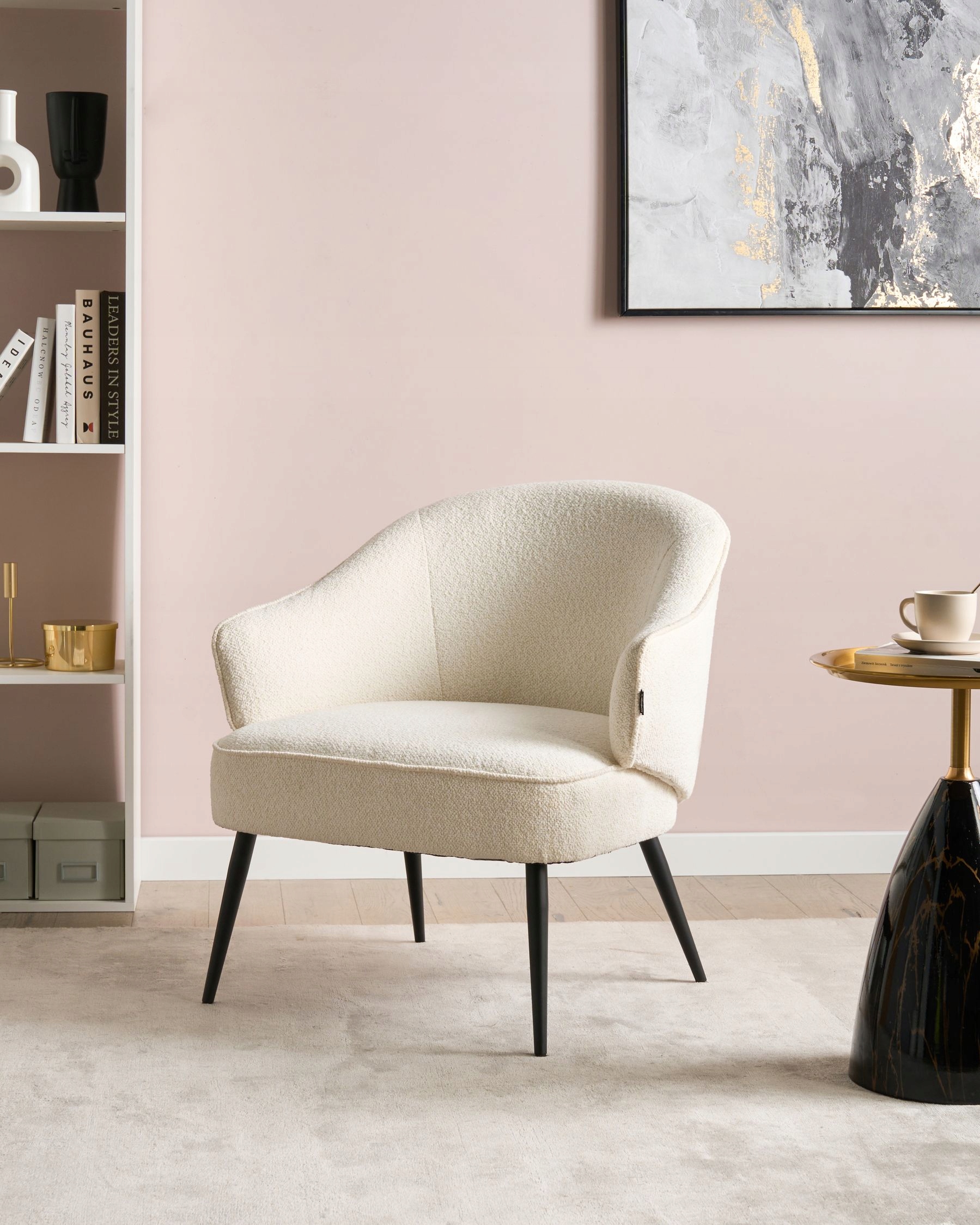 Materiały wysokiej jakości – tkanina boucle i metalowe nogi