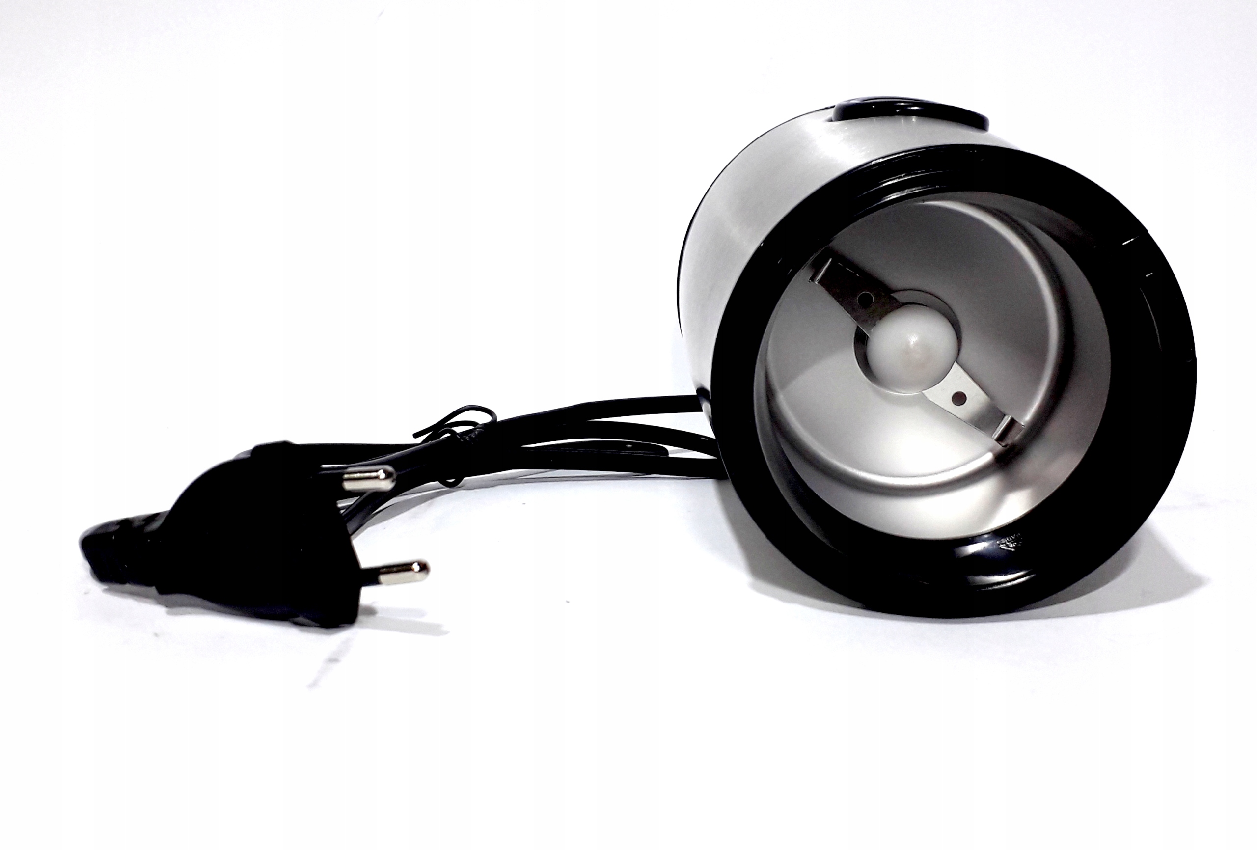 Praktyczny schowek na kabel