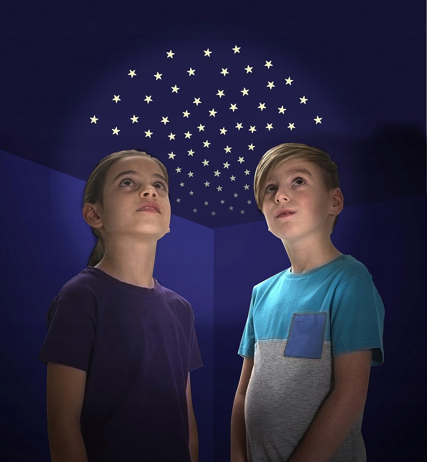 Magia nocnego nieba na sufitach i ścianach