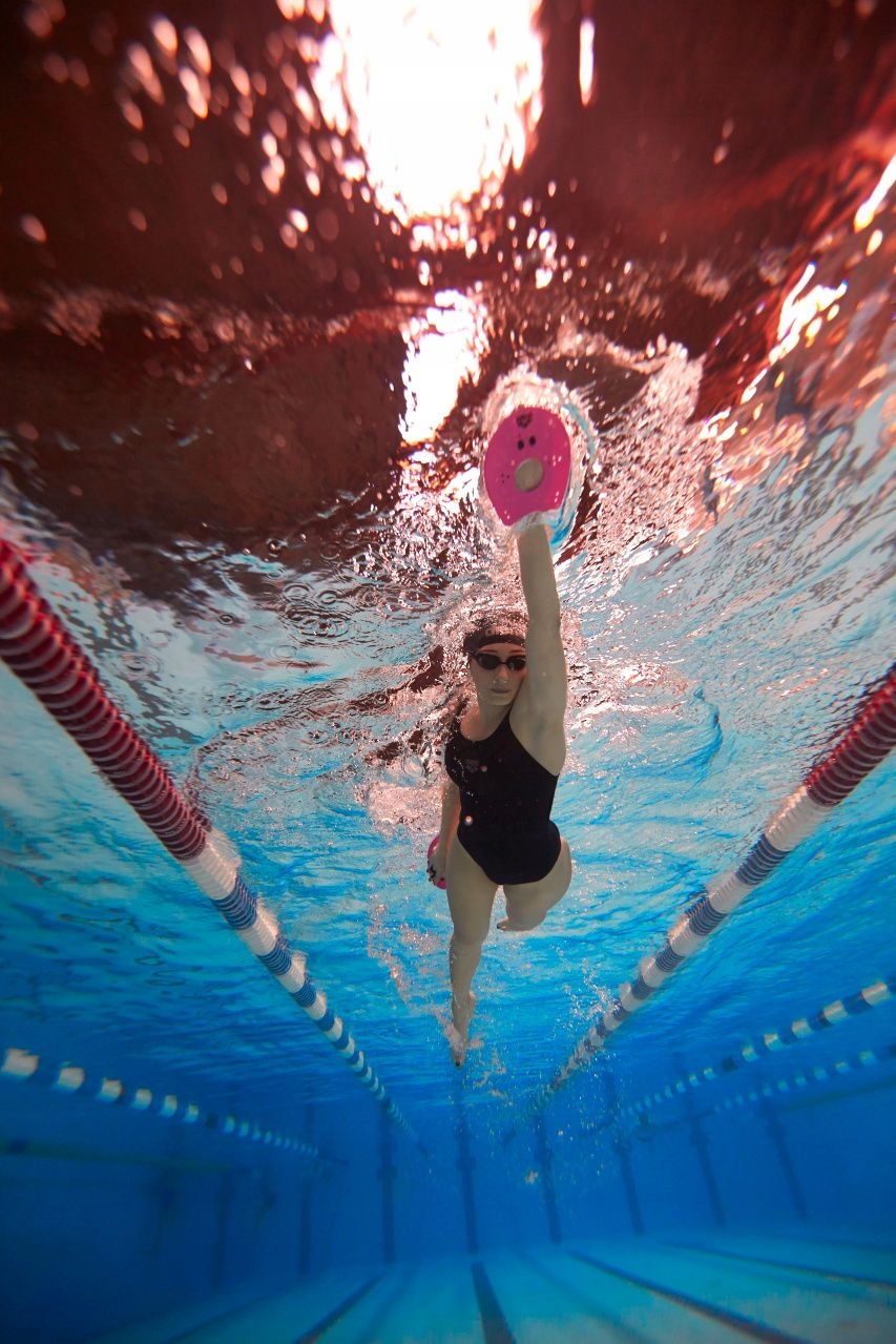 Specjalna konstrukcja z otworami dla lepszego czucia wody