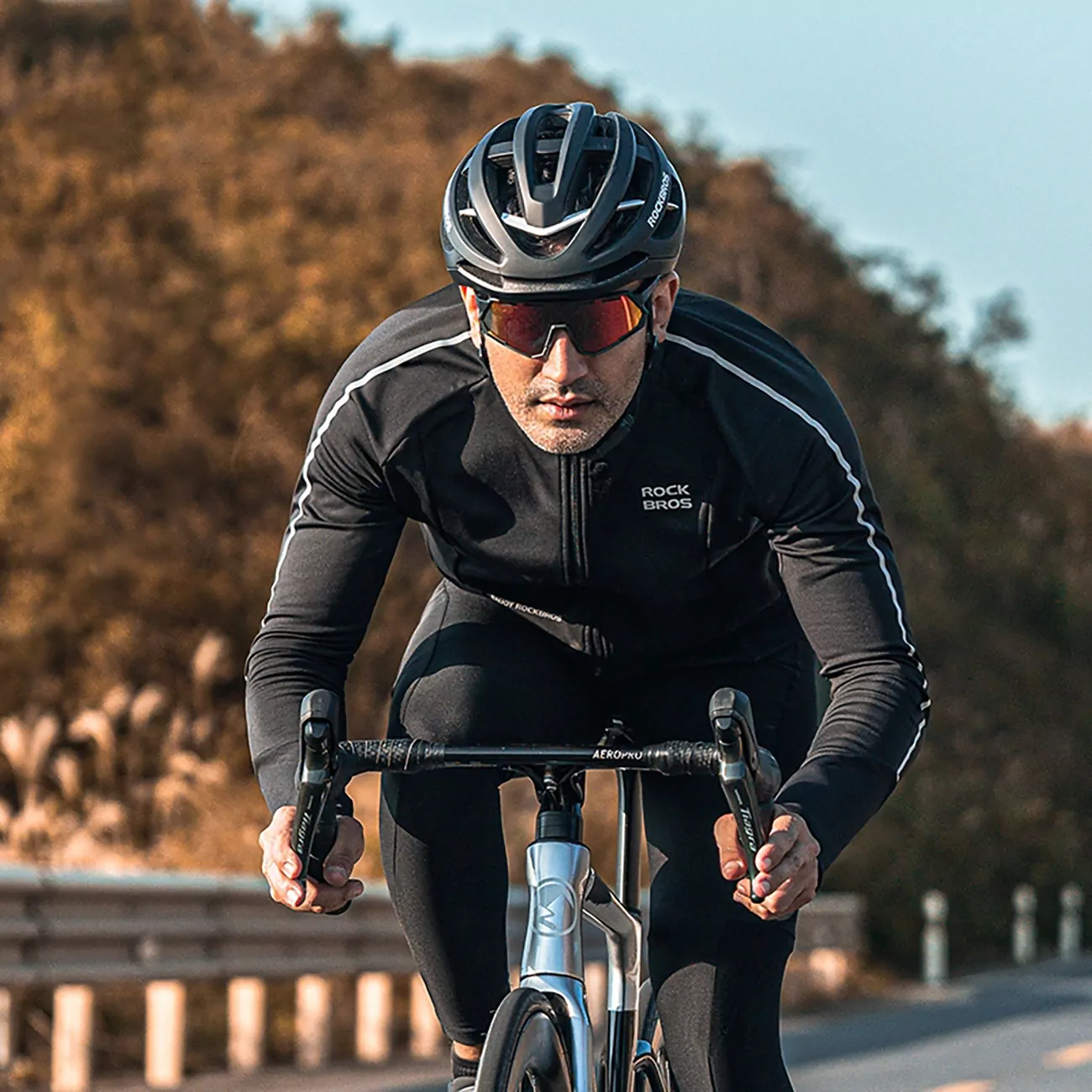 Mężczyzna jadący rowerem po trasie w koszulce rowerowej Rockbros 15400002004