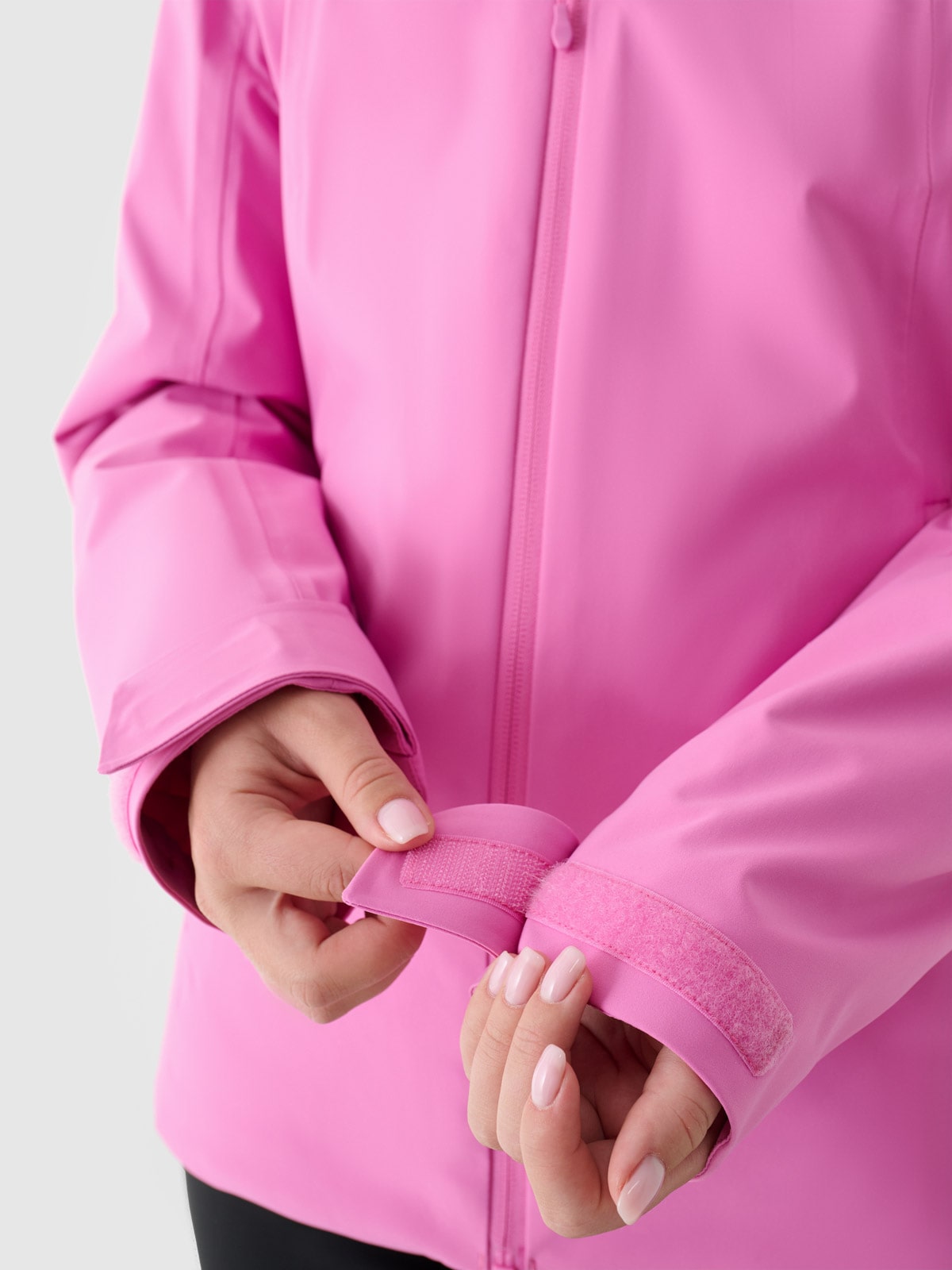 Wysoki kołnierz i mankiety z regulacją – Ochrona przed zimnem