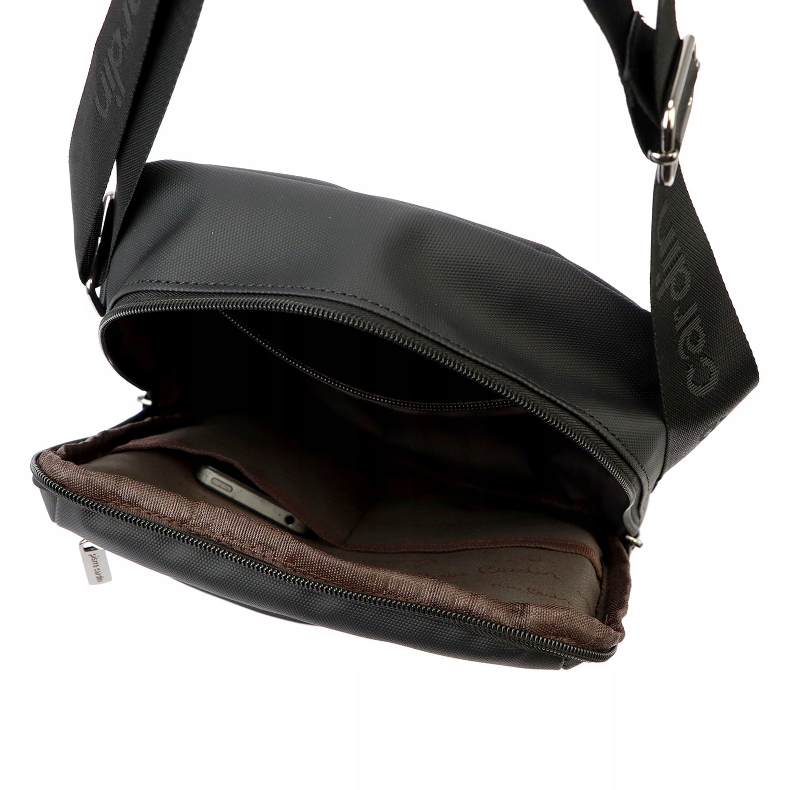 Praktyczne kieszenie i schowki na telefon