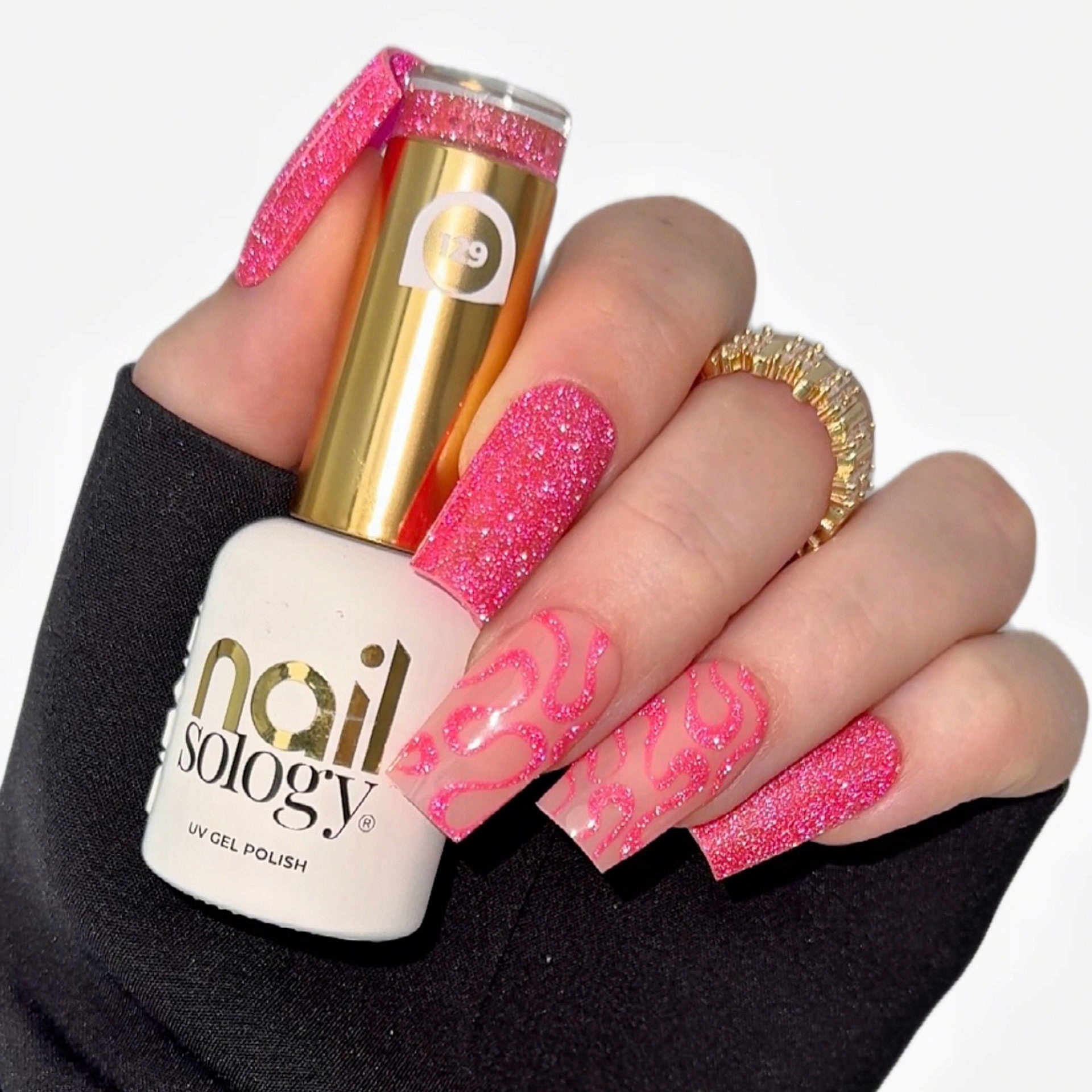 Efekt flash – jak błyszczące drobinki zmieniają manicure