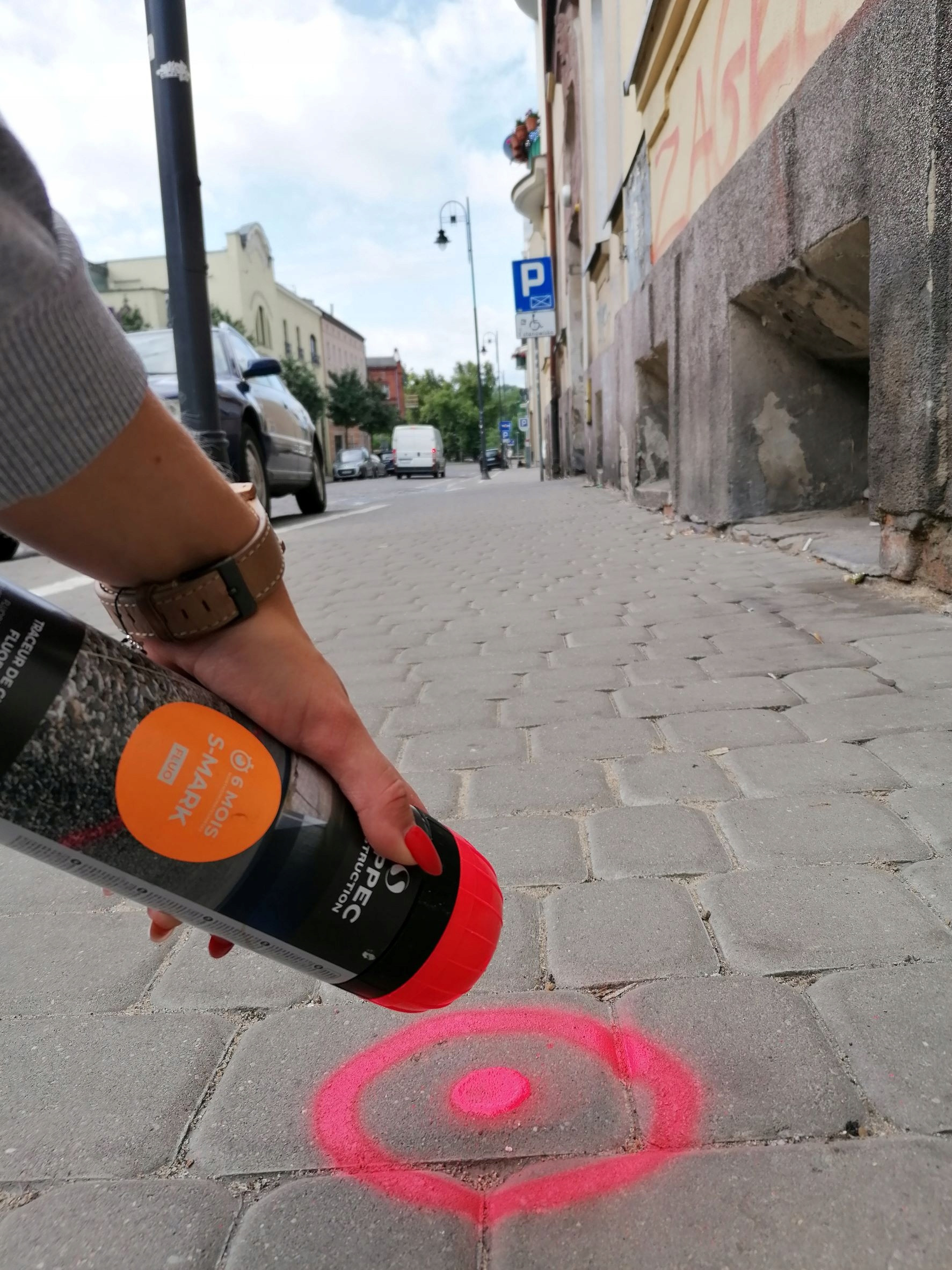 Zastosowanie na różnych nawierzchniach: beton, asfalt, trawa