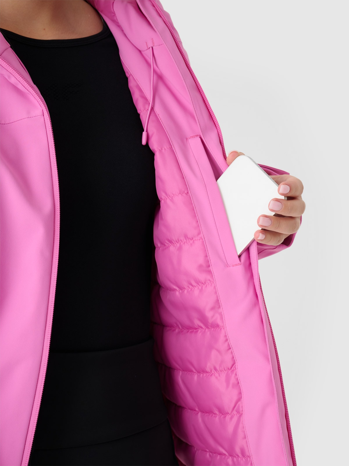 Funkcjonalne detale – Kaptur, kieszenie i regulacje