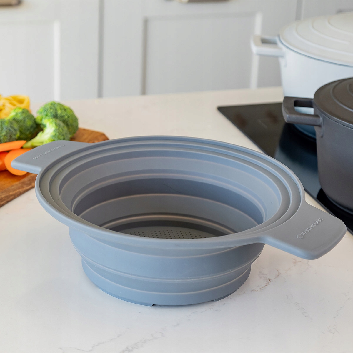 Ergonomiczny design: Wygodne uchwyty i stabilne nóżki