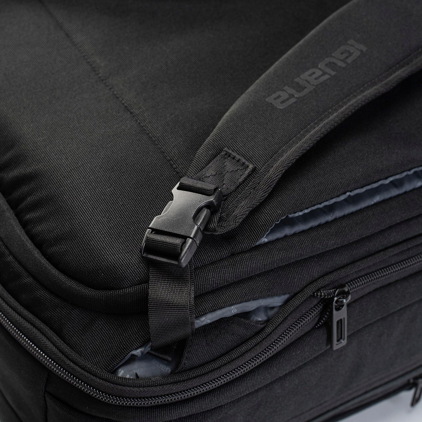 Praktyczne kieszenie na okulary i parasol