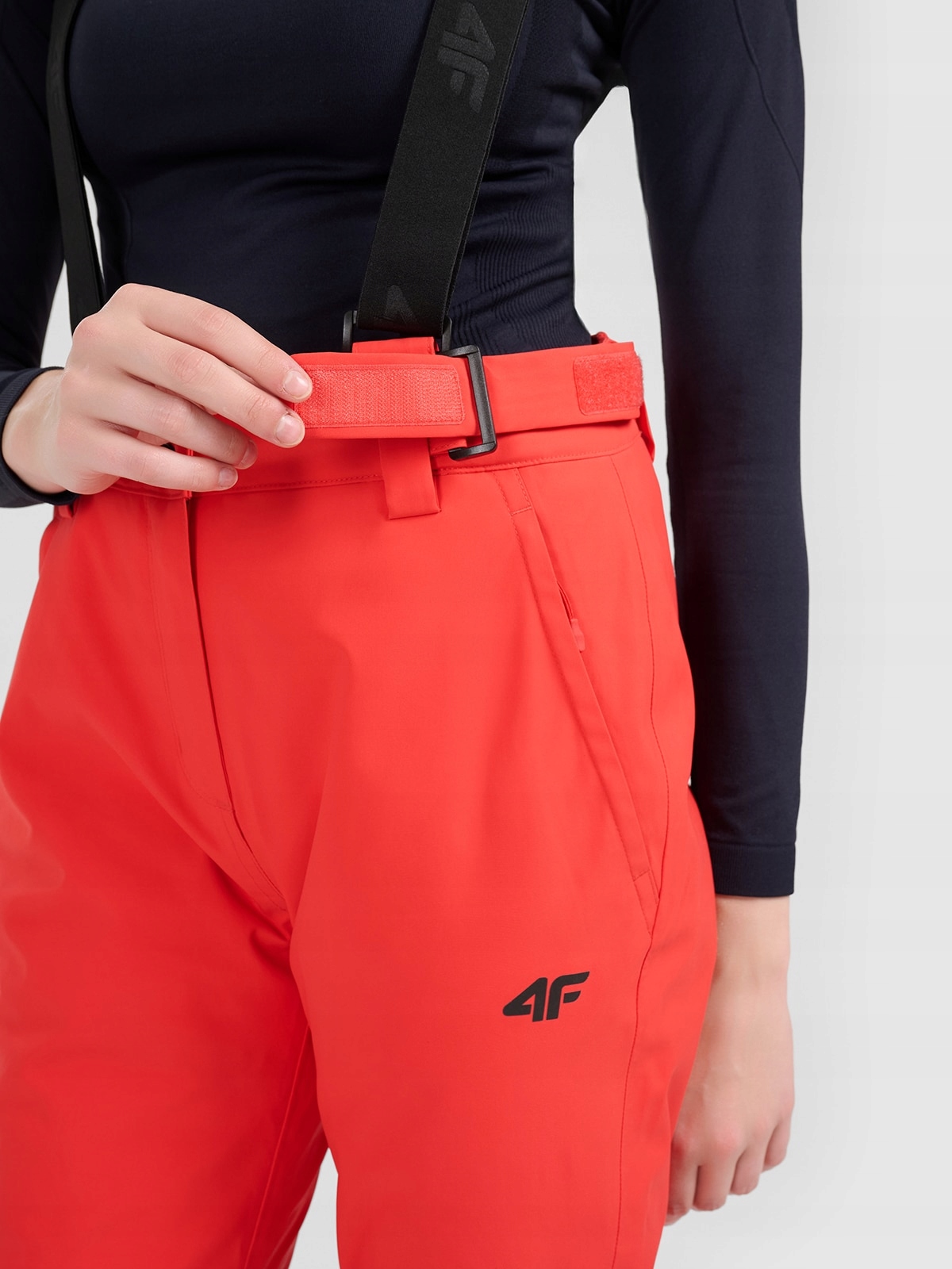 Funkcjonalne detale – Regulowane szelki i nogawki przeciwśnieżne