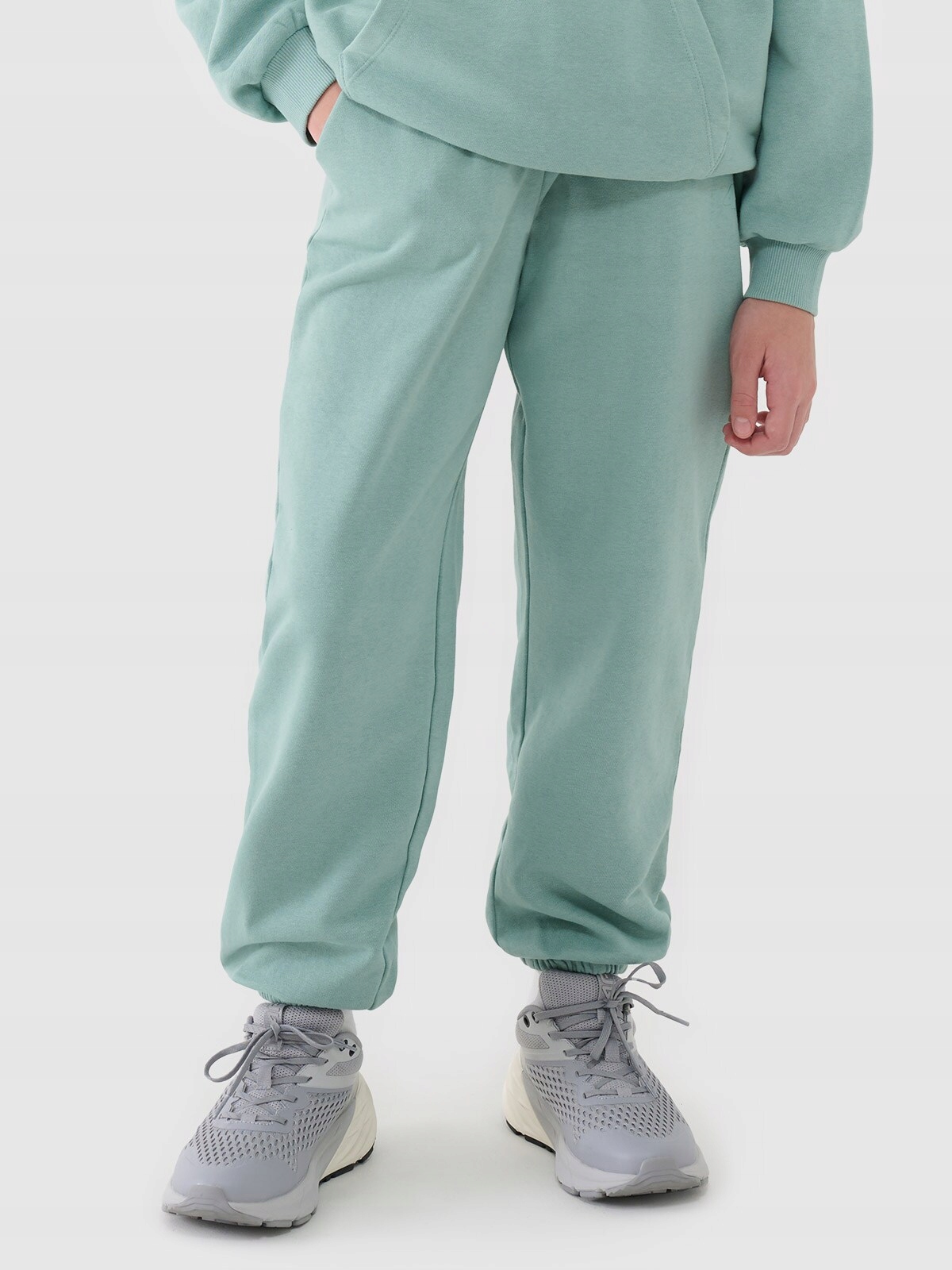 Komfortowy krój regular z elastycznymi nogawkami