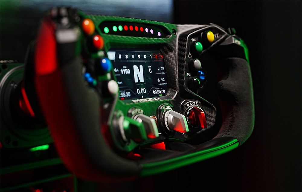 Ujęcie pod kątem prawego boku kierownicy MOZA Racing Lamborghini Essenza SCV12 RS070 z ekranem, LED i kolorowymi przyciskami.
