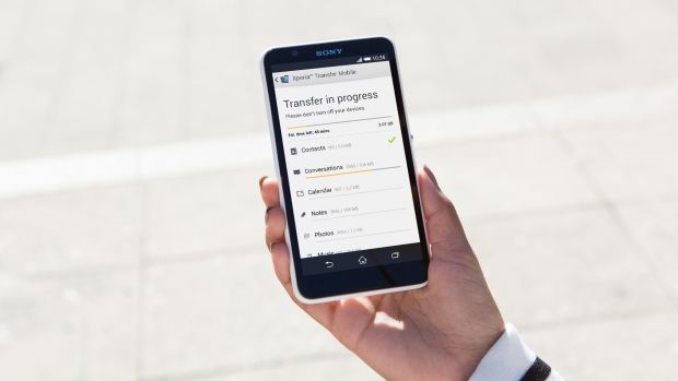Mężczyzna spoglądający na ekran telefonu Xperia E4