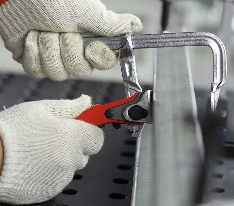 Potężna siła zacisku – Stabilne trzymanie przedmiotów podczas obróbki