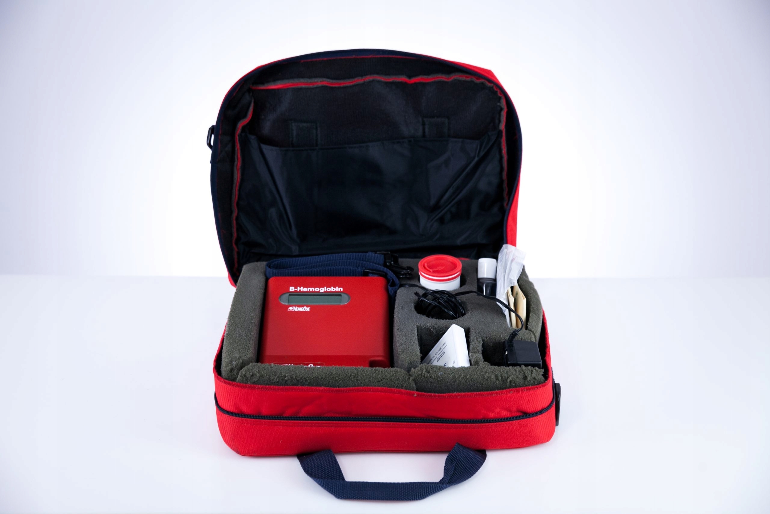 Obsługa trzech wyświetlaczy dla zwiększonej produktywności