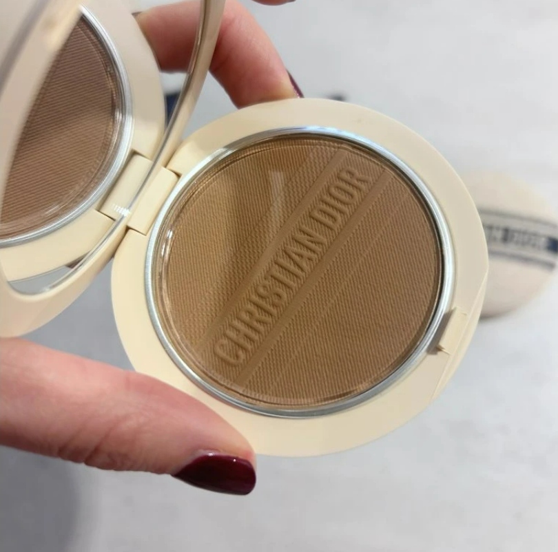 Prasowany bronzer o naturalnym wykończeniu