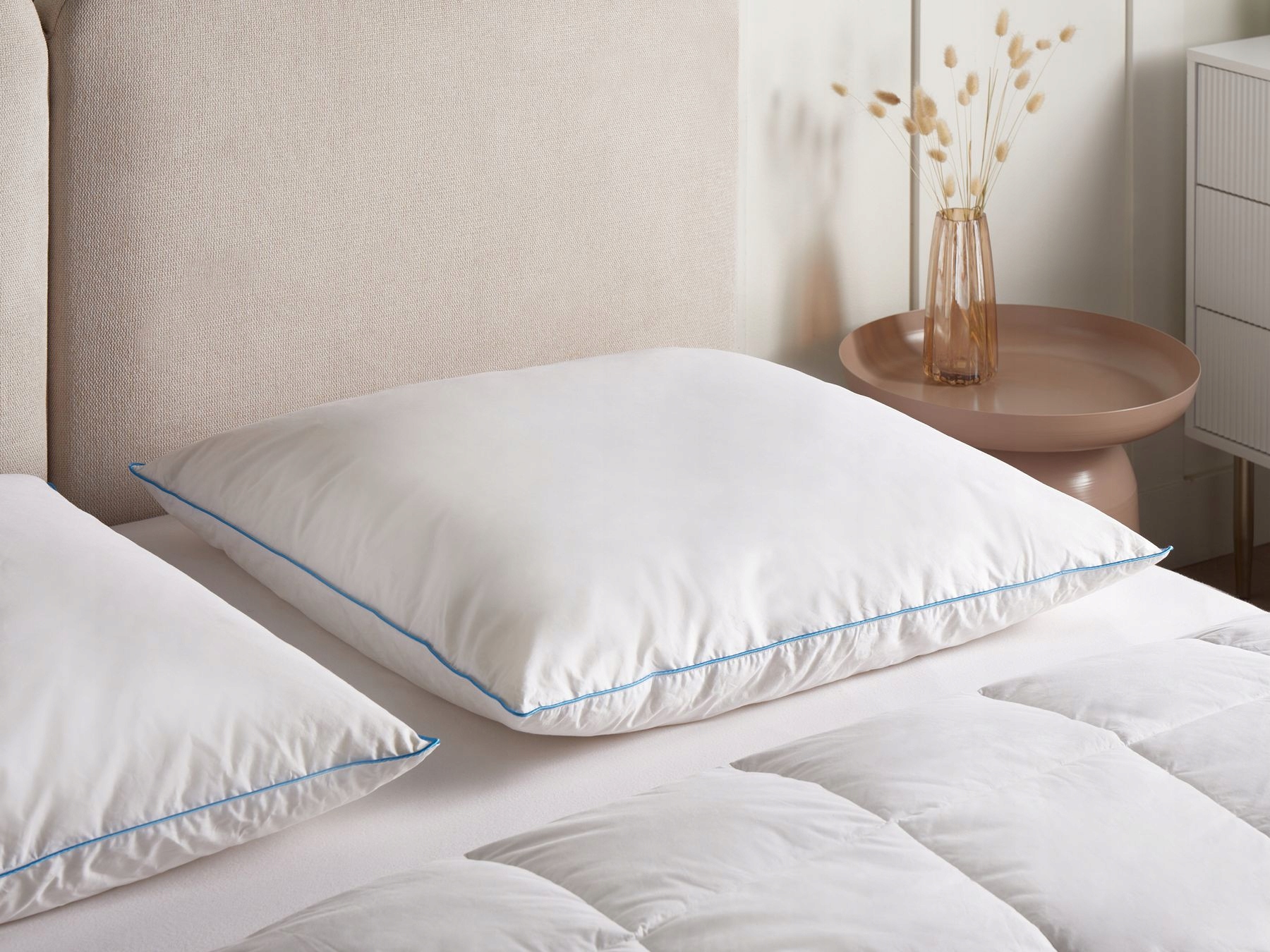 Poduszka ANETO Niska Kacze pióra i puch 80 x 80 cm – Komfortowy sen każdej nocy