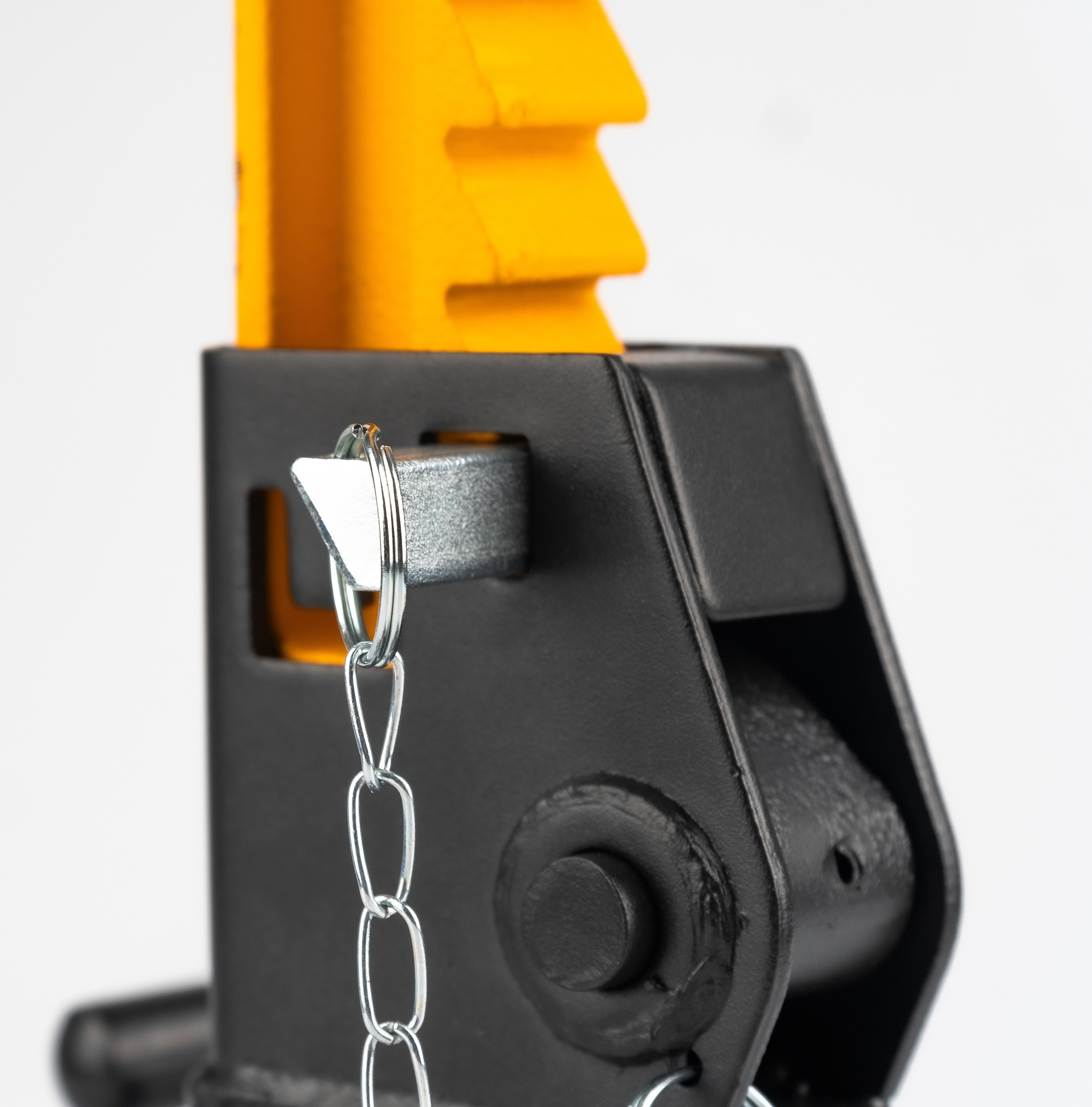 Wysokość regulowana od 303mm do 438mm – Idealne dopasowanie do różnych pojazdów