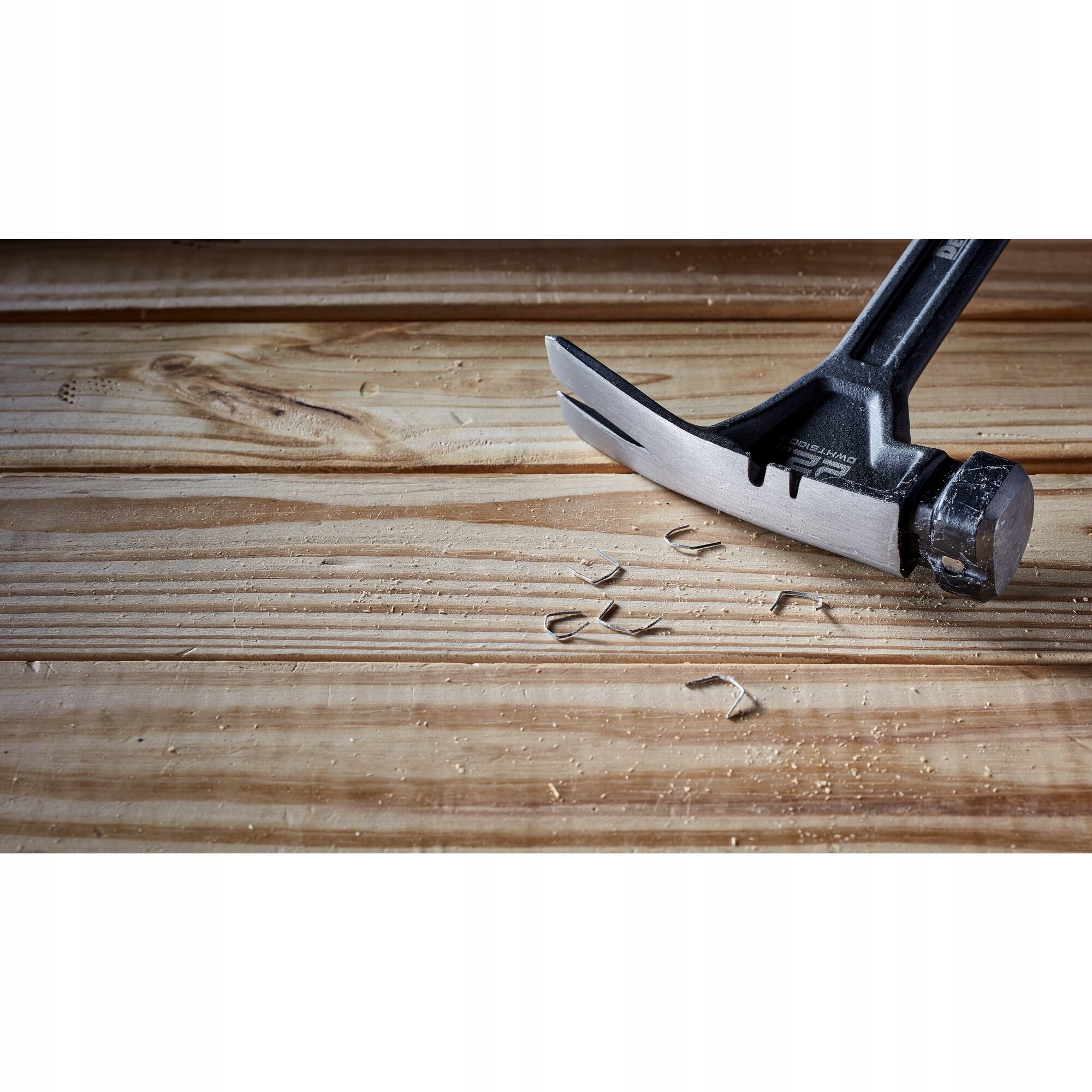 Młotek stalowy DEWALT 624g – Niezawodne narzędzie do prac budowlanych