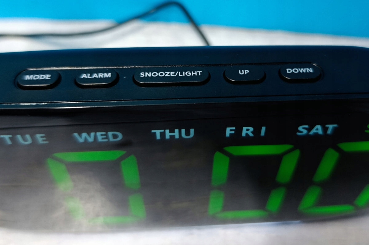 Funkcje alarmu – Dwa niezależne budziki z drzemką