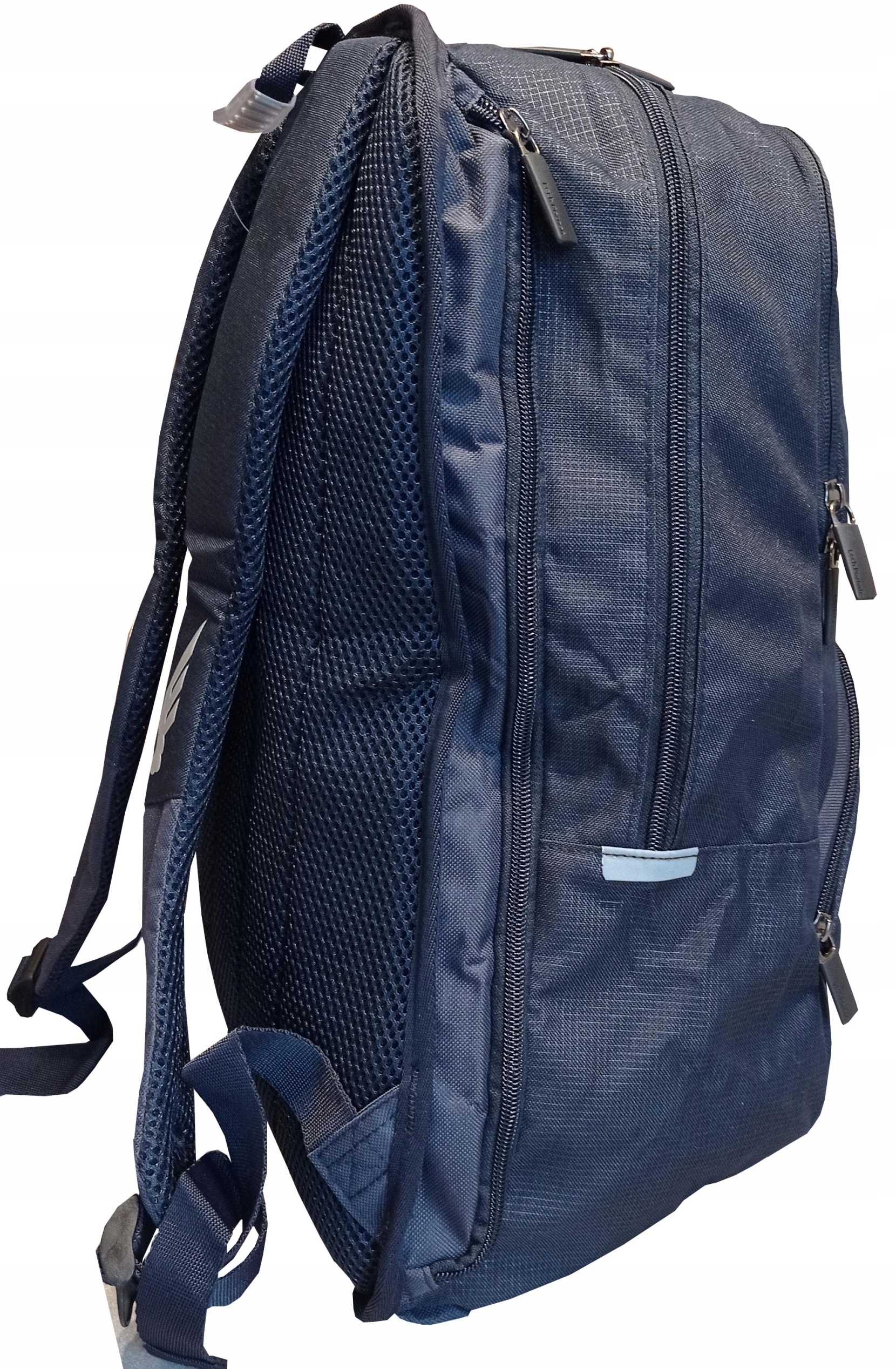 Komfort noszenia – Regulowane szelki i usztywniane plecy